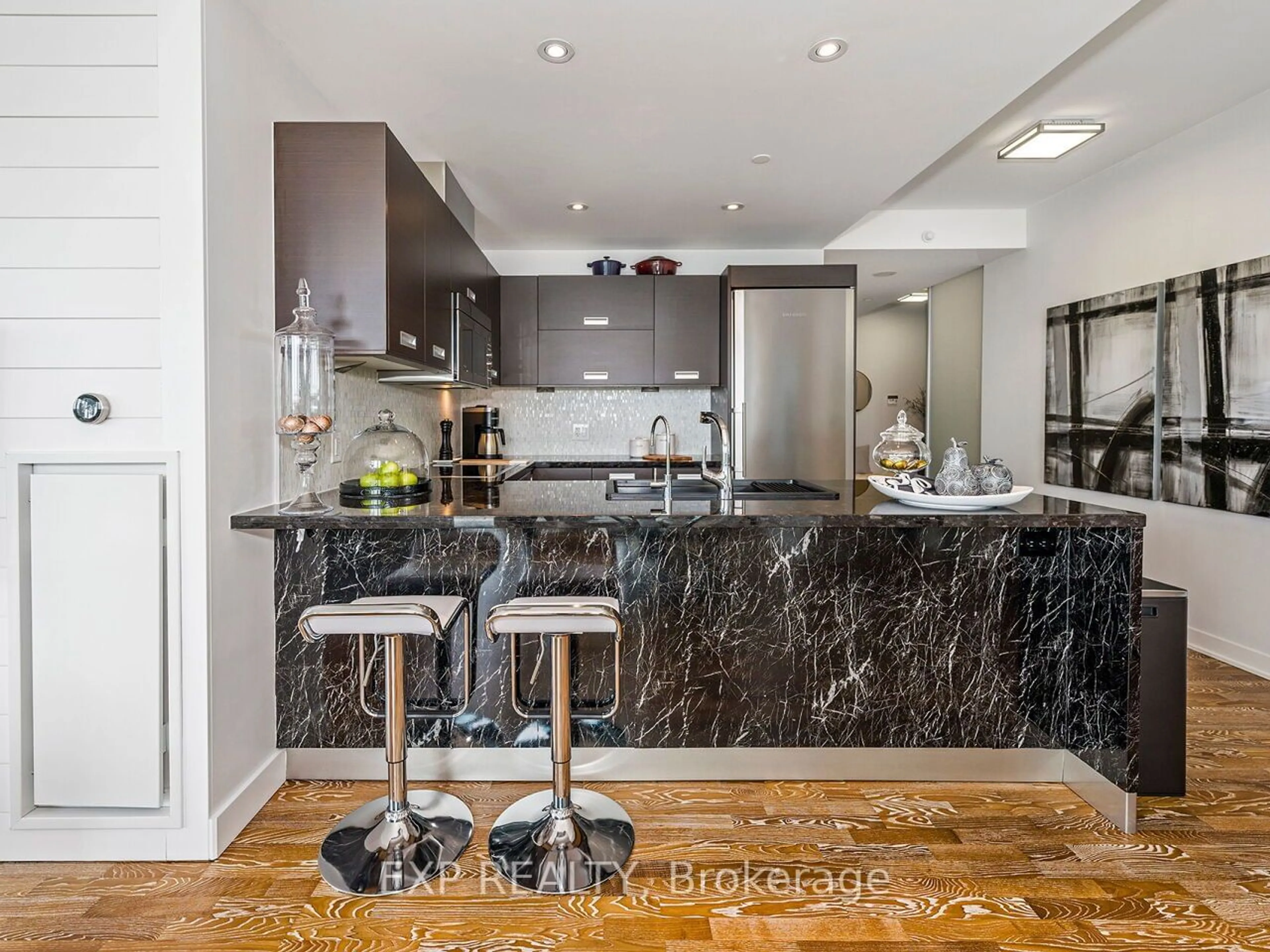 Contemporary kitchen for 90 Park Lawn Rd #1216, Toronto Ontario M8Y 0B6