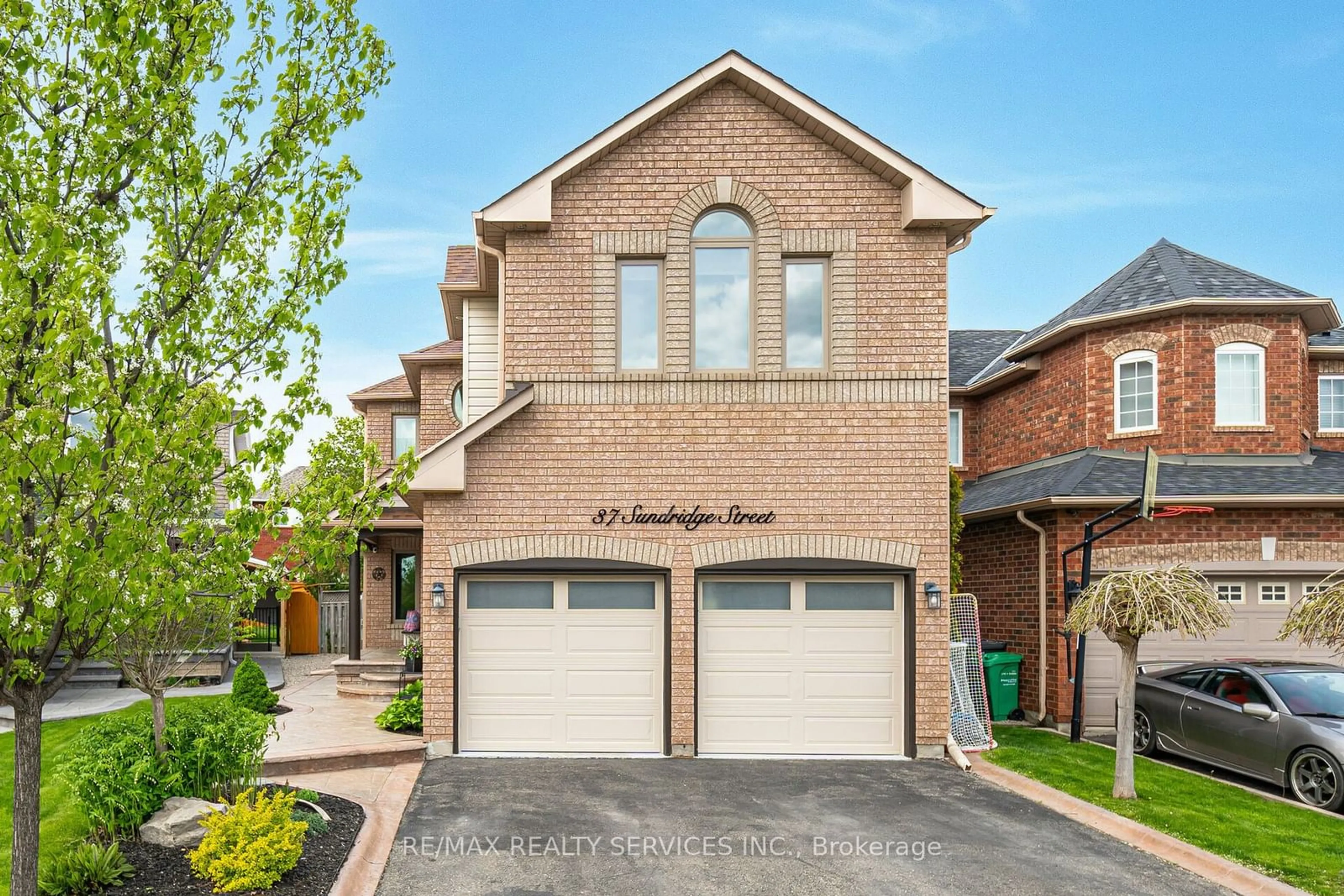 Home with brick exterior material for 37 Sundridge St, Brampton Ontario L7A 1W6