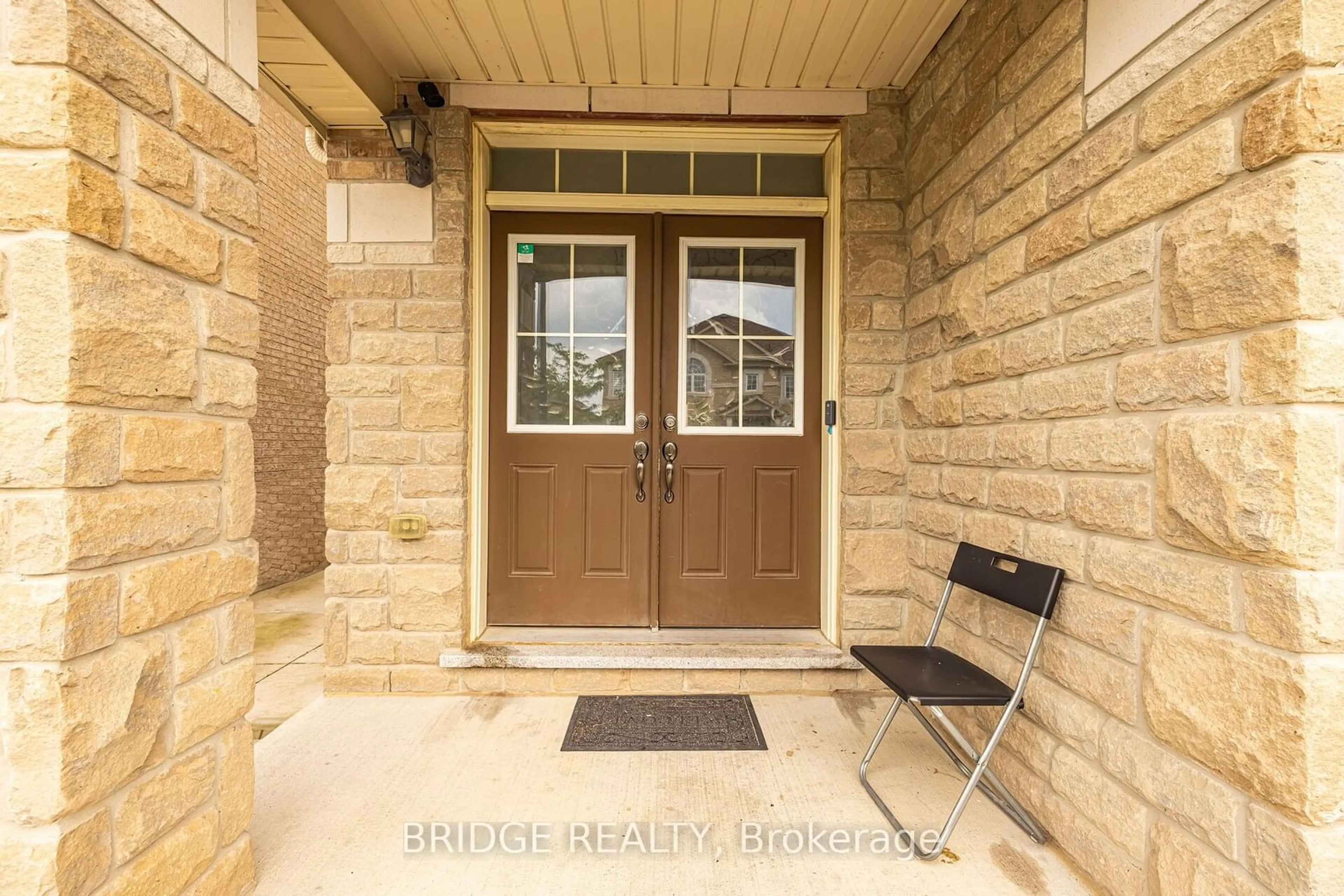 Indoor entryway for 38 Ivor Cres, Brampton Ontario L7A 4L6