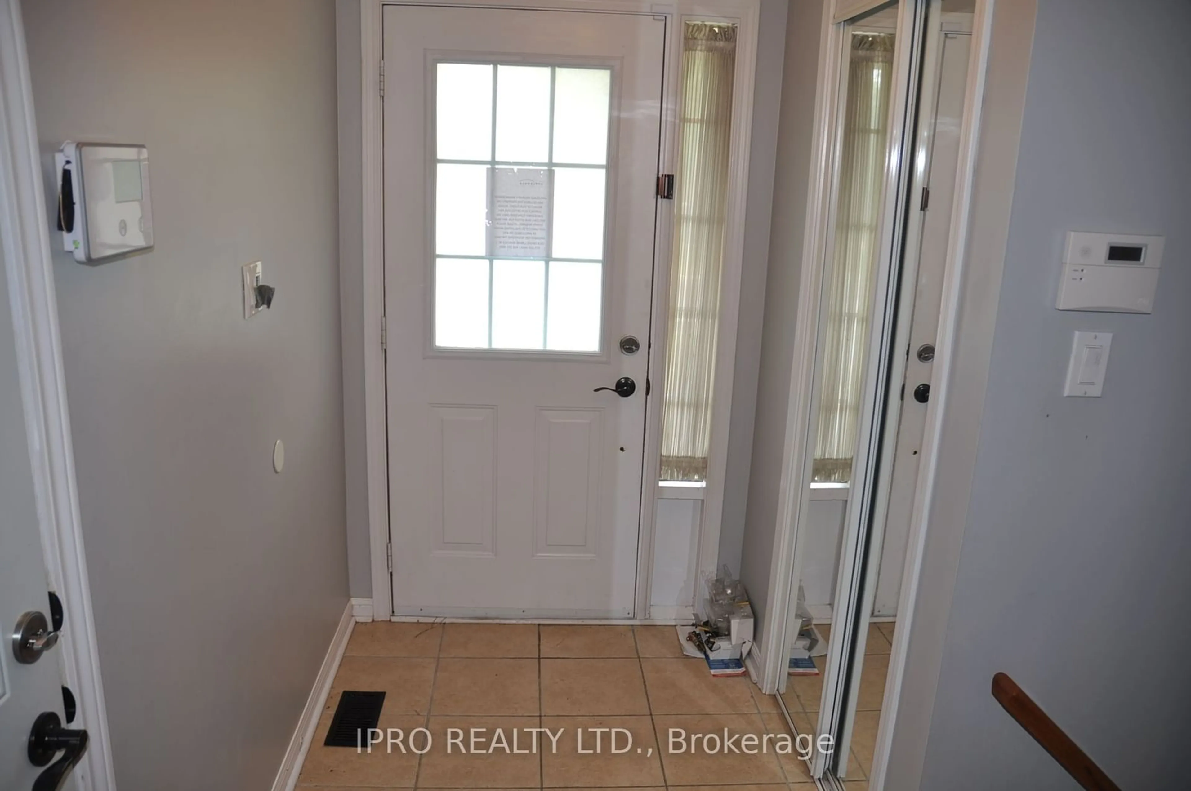 Indoor entryway for 624 Hamilton Cres, Milton Ontario L9T 6G9