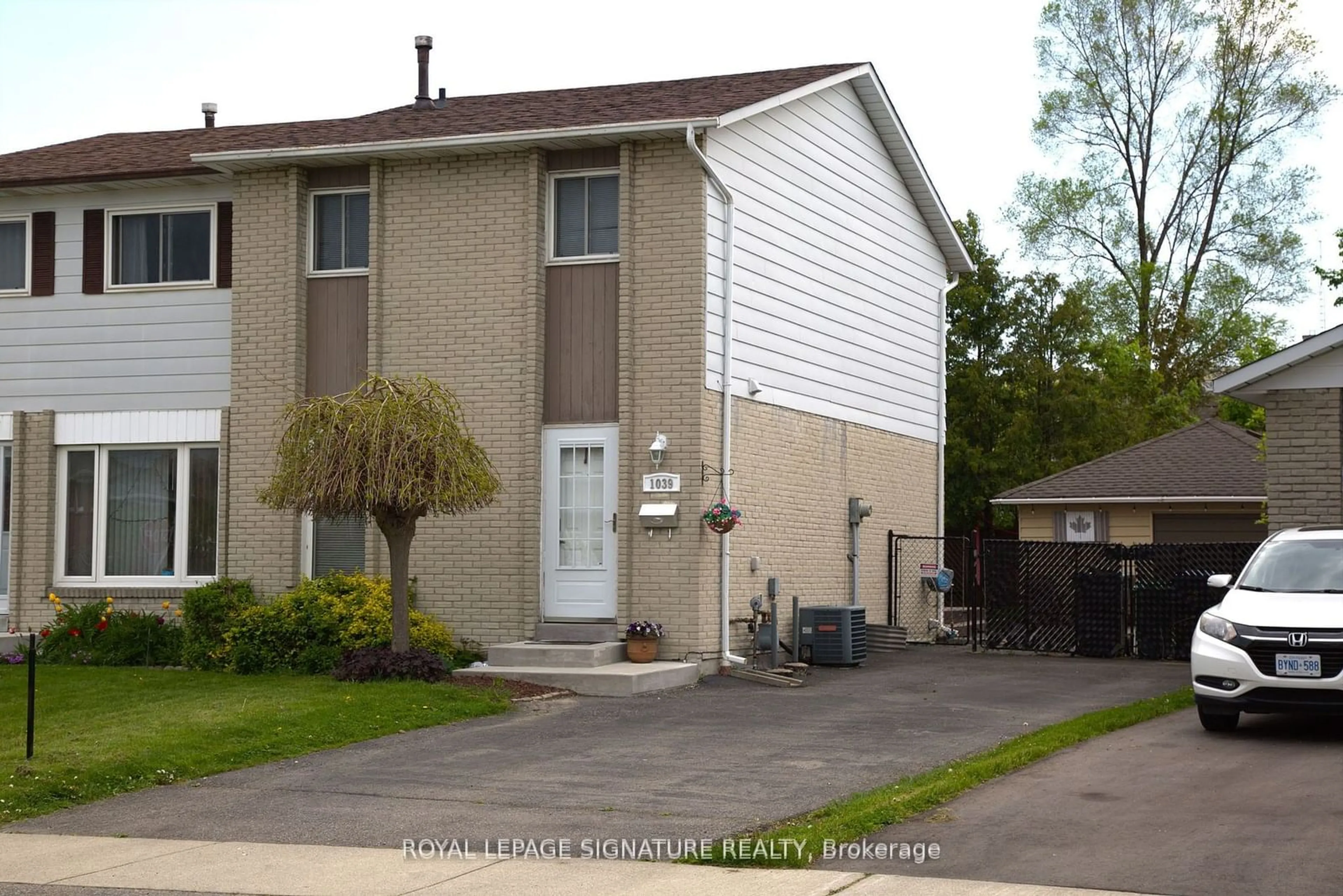 A pic from exterior of the house or condo for 1039 Blairholm Ave, Mississauga Ontario L5C 1G5