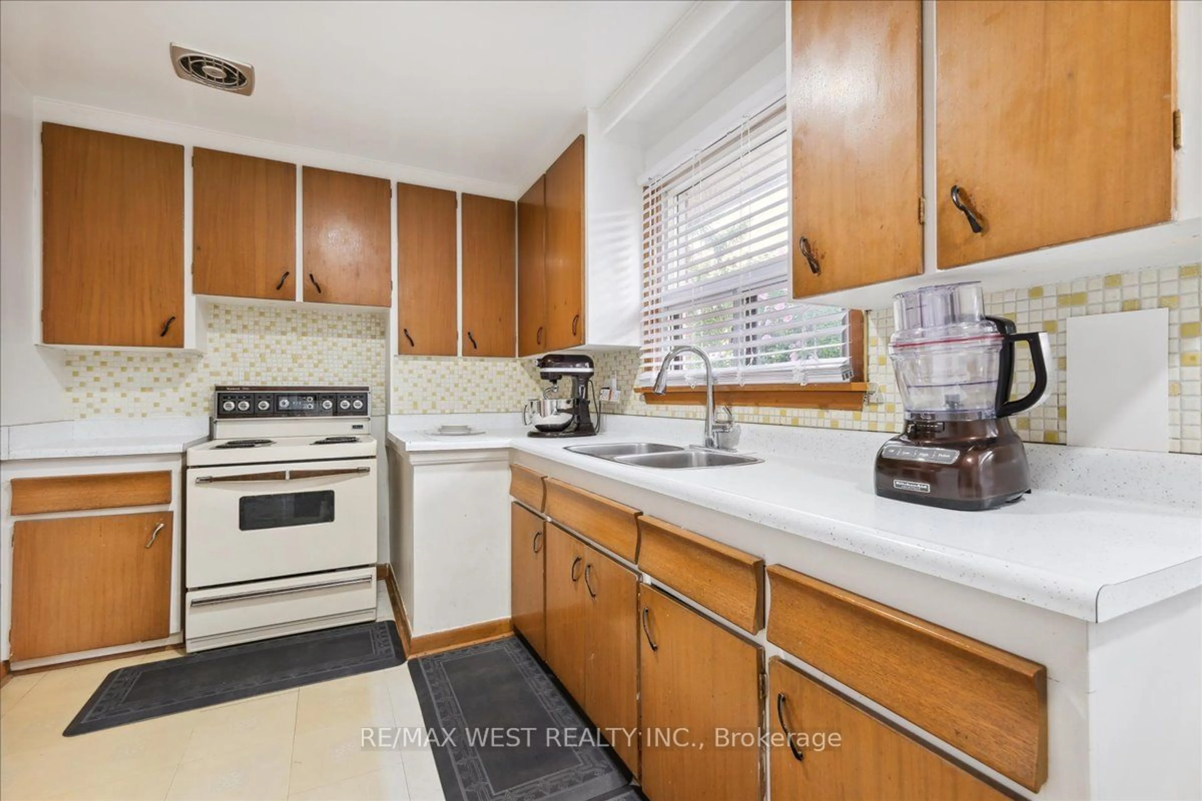 Standard kitchen for 26 Peacham Cres, Toronto Ontario M3M 1S1