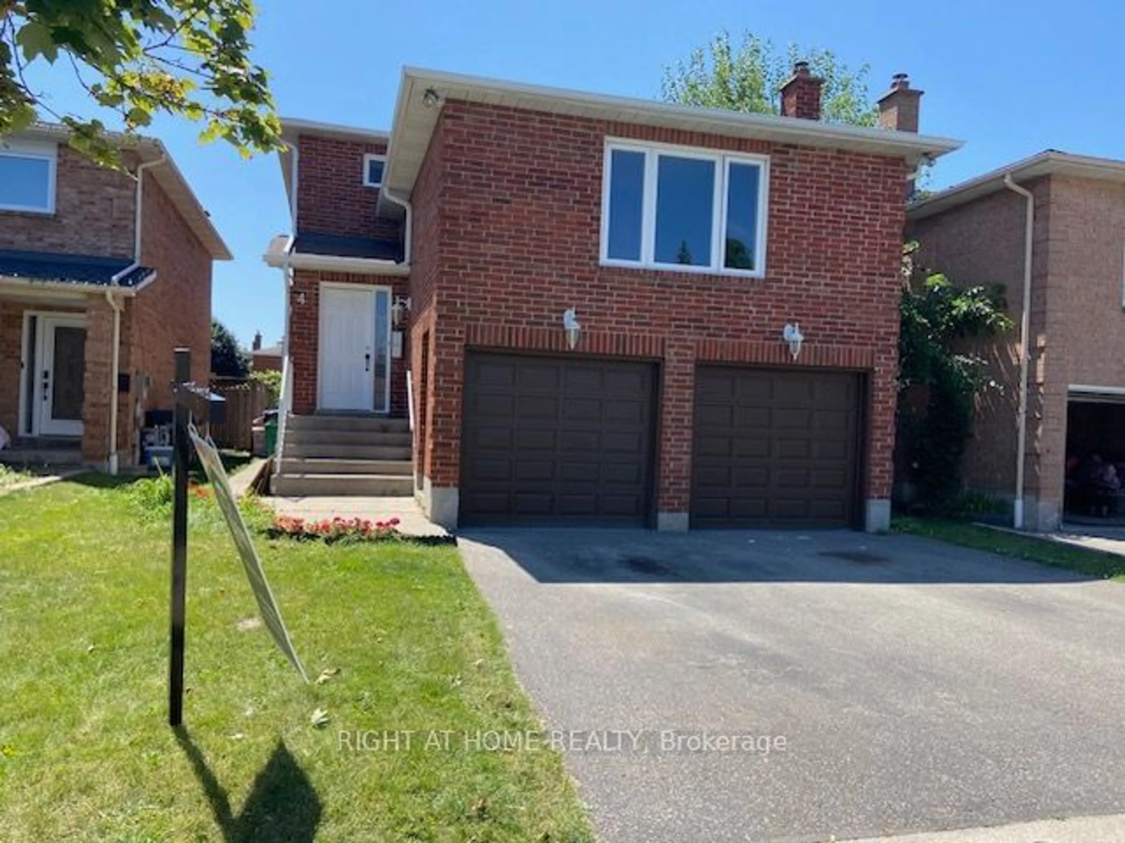 Frontside or backside of a home for 4 Harridine Rd, Brampton Ontario L6X 3N8