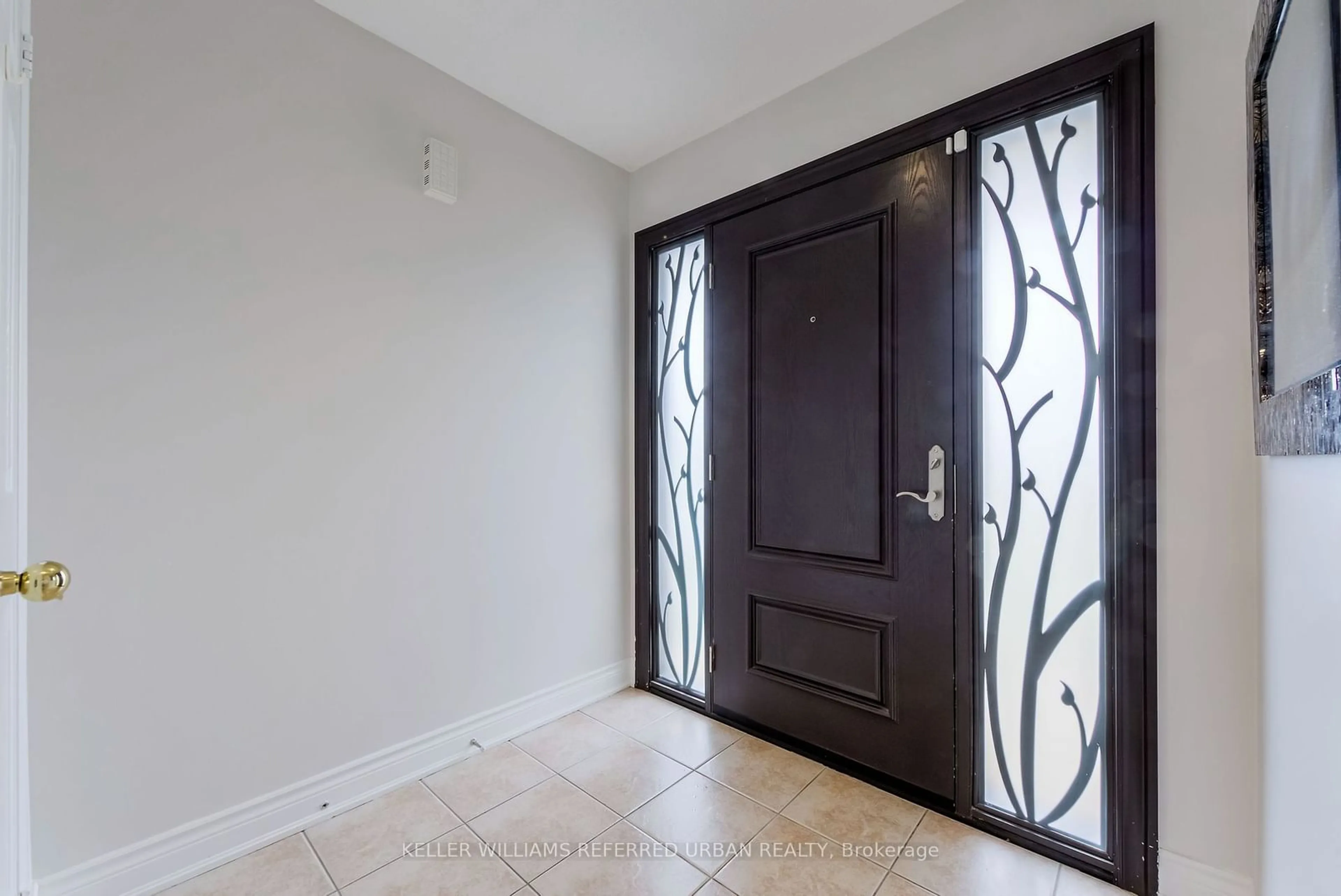 Indoor entryway for 1060 Galesway Blvd, Mississauga Ontario L5V 2N7