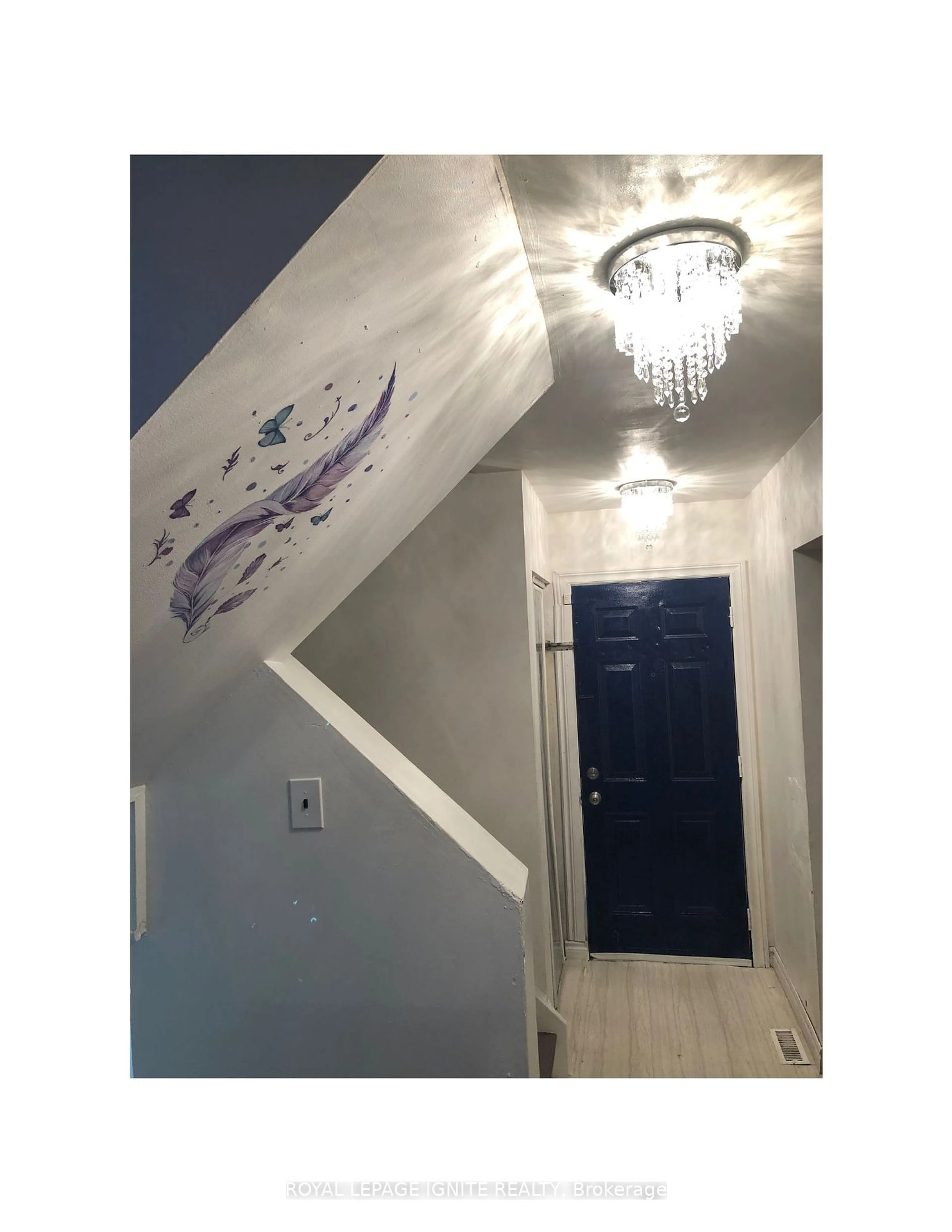 Indoor entryway for 191 Fleetwood Cres, Brampton Ontario L6T 2E6