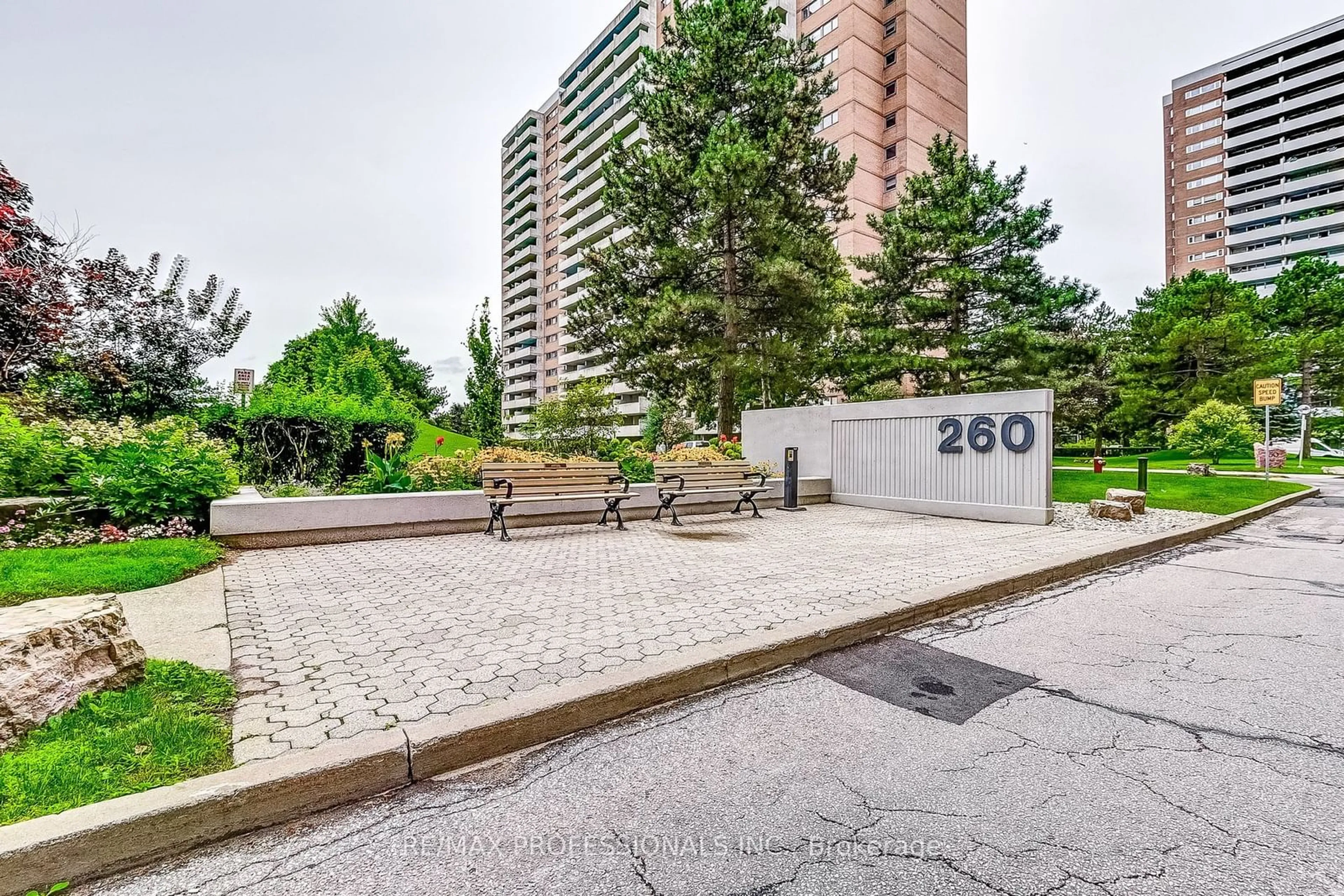 A pic from exterior of the house or condo for 260 Scarlett Rd #1908, Toronto Ontario M6N 4X6