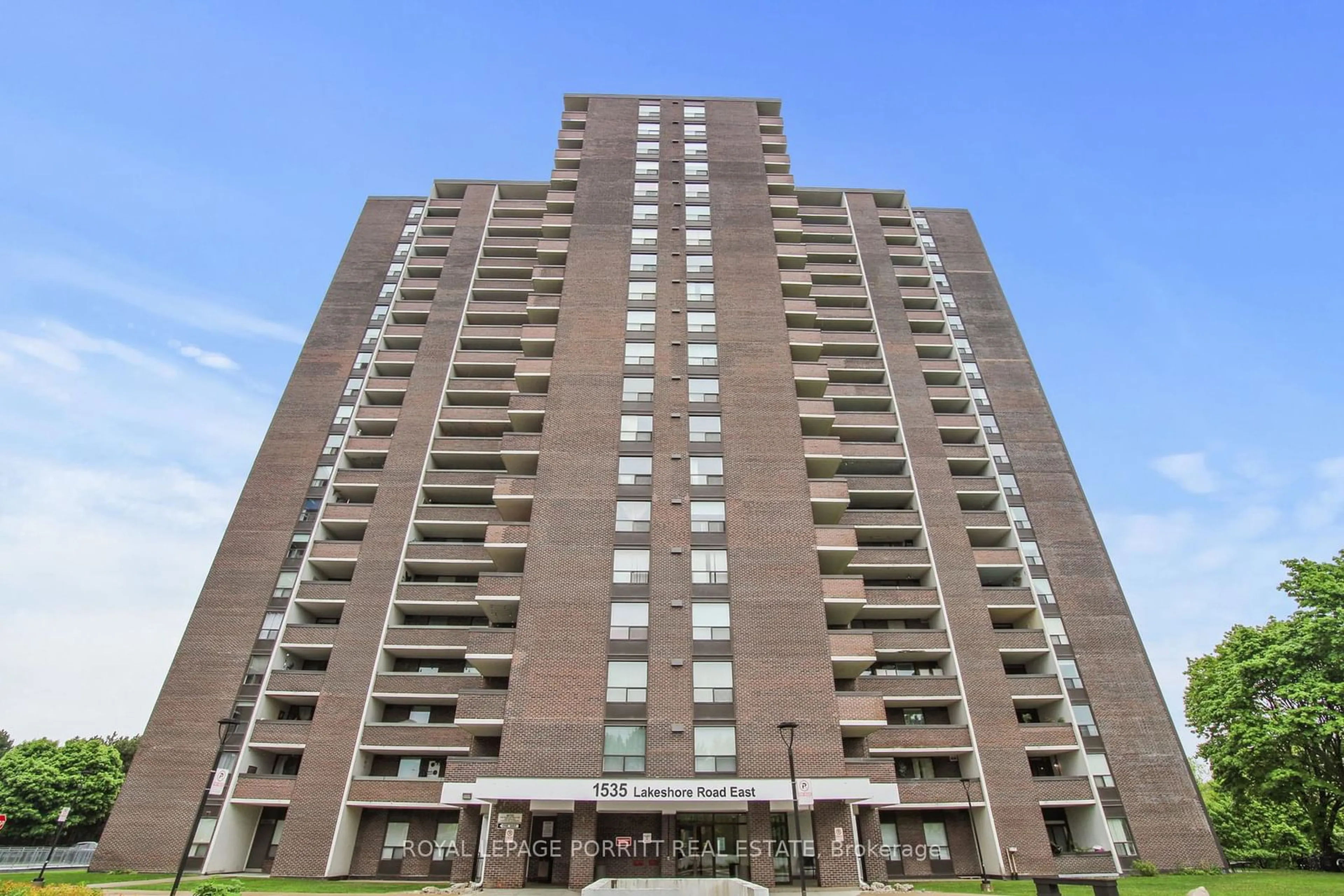 A pic from exterior of the house or condo for 1535 Lakeshore Rd #1808, Mississauga Ontario L5E 3E2