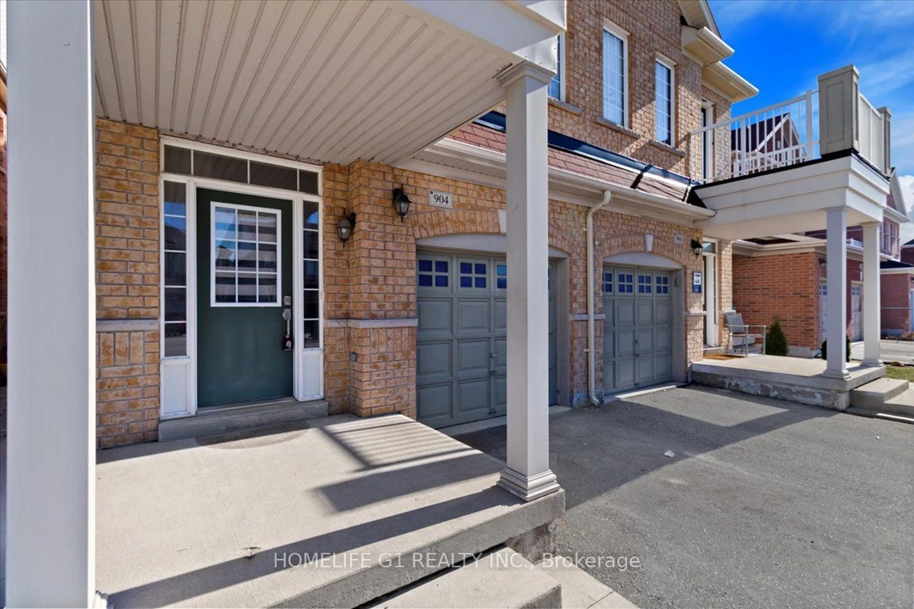 A pic from exterior of the house or condo, the street view for 904 Oasis Dr, Mississauga Ontario L5V 0C7