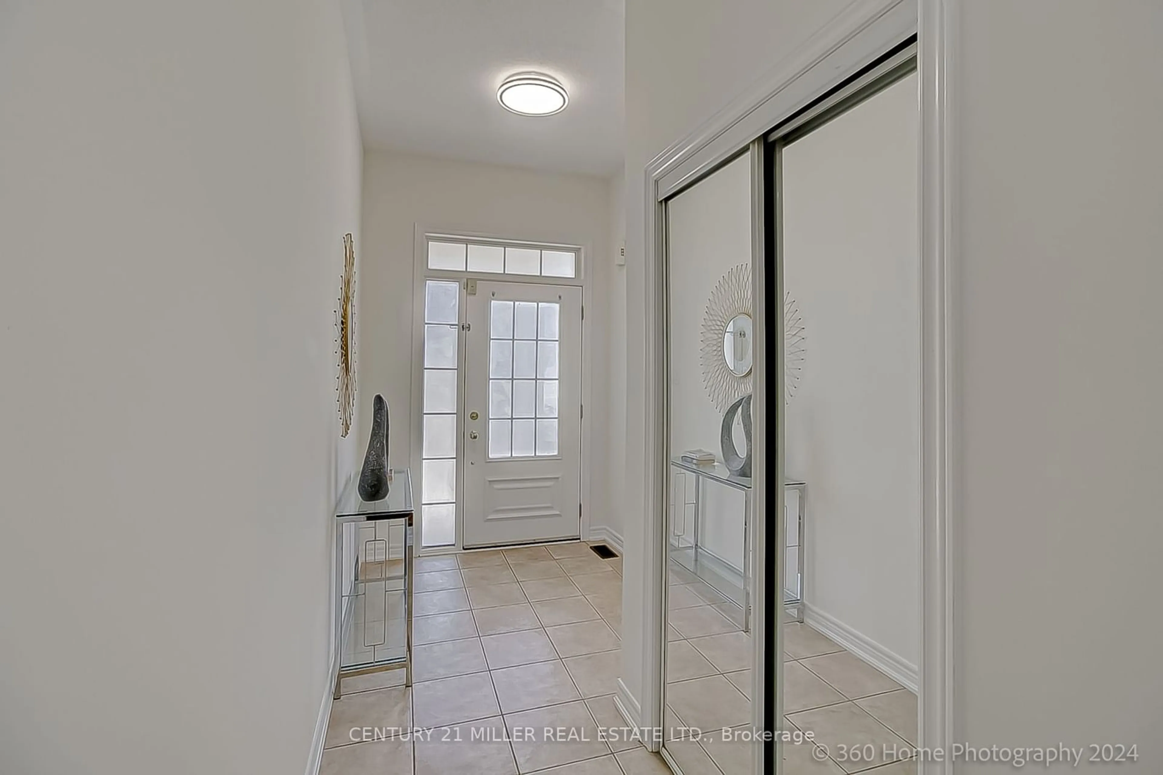 Indoor entryway for 3013 Ozzie Dr, Mississauga Ontario L5M 0N5