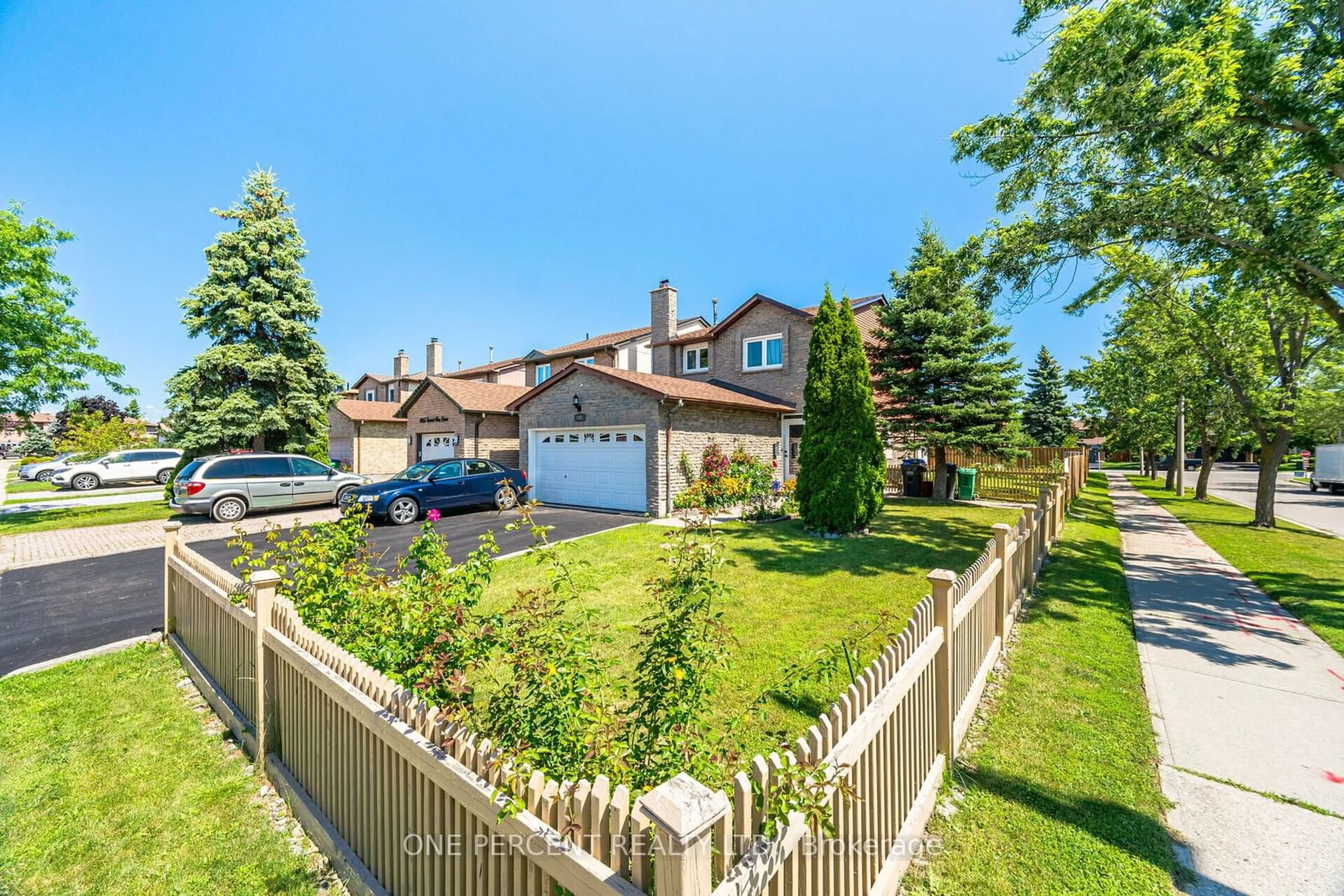 Fenced yard for 4365 Forest Fire Lane, Mississauga Ontario L4W 3P3