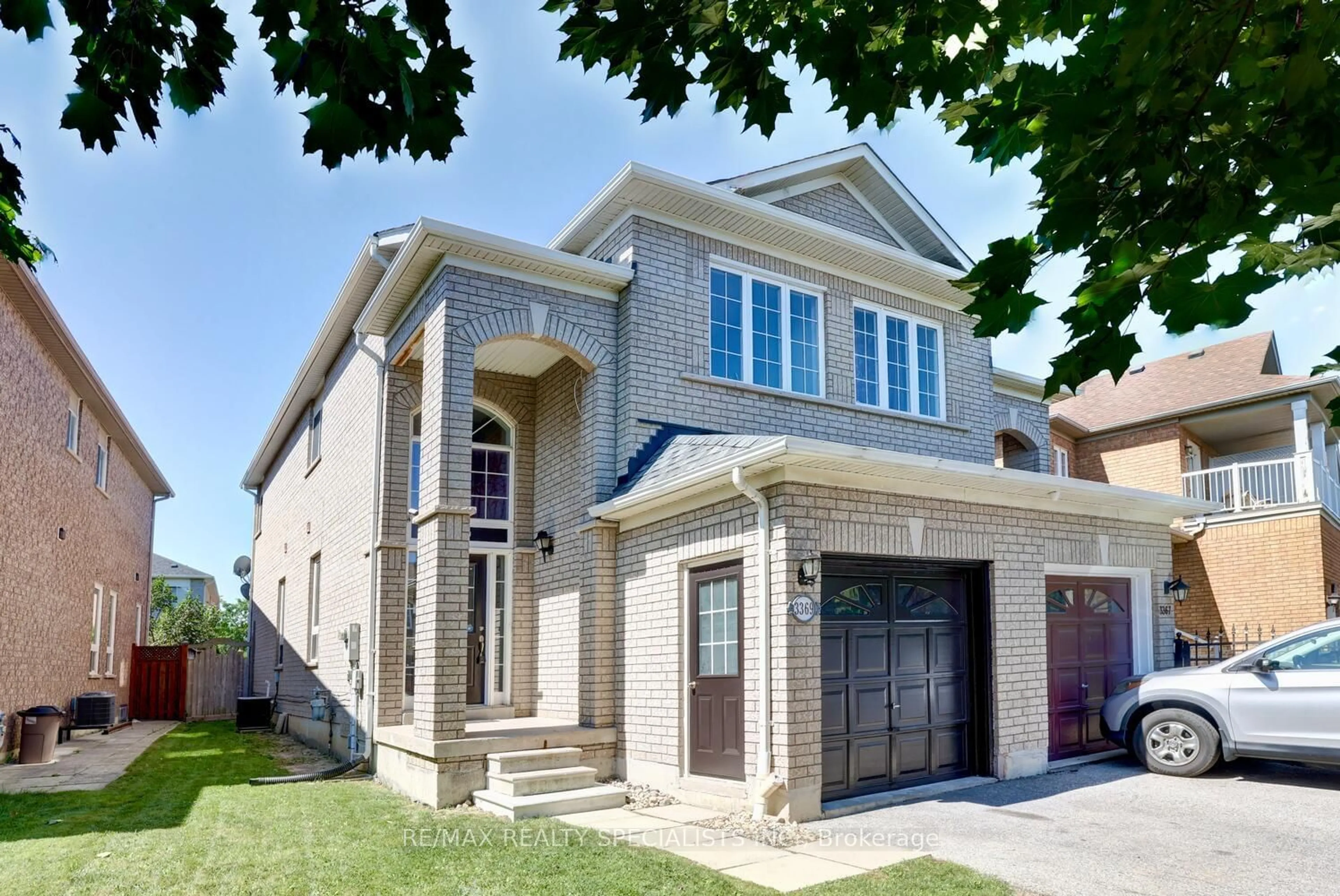 Home with brick exterior material for 3369 Fountain Park Ave, Mississauga Ontario L5M 7E2