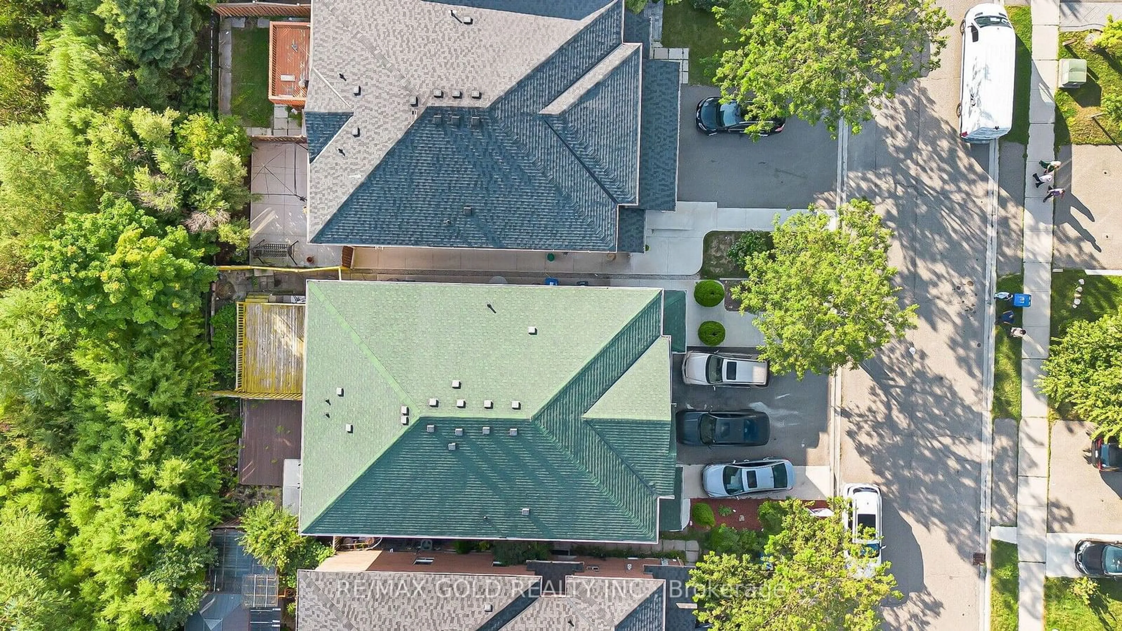 Frontside or backside of a home for 8 Corvette Crt, Brampton Ontario L7A 2H7