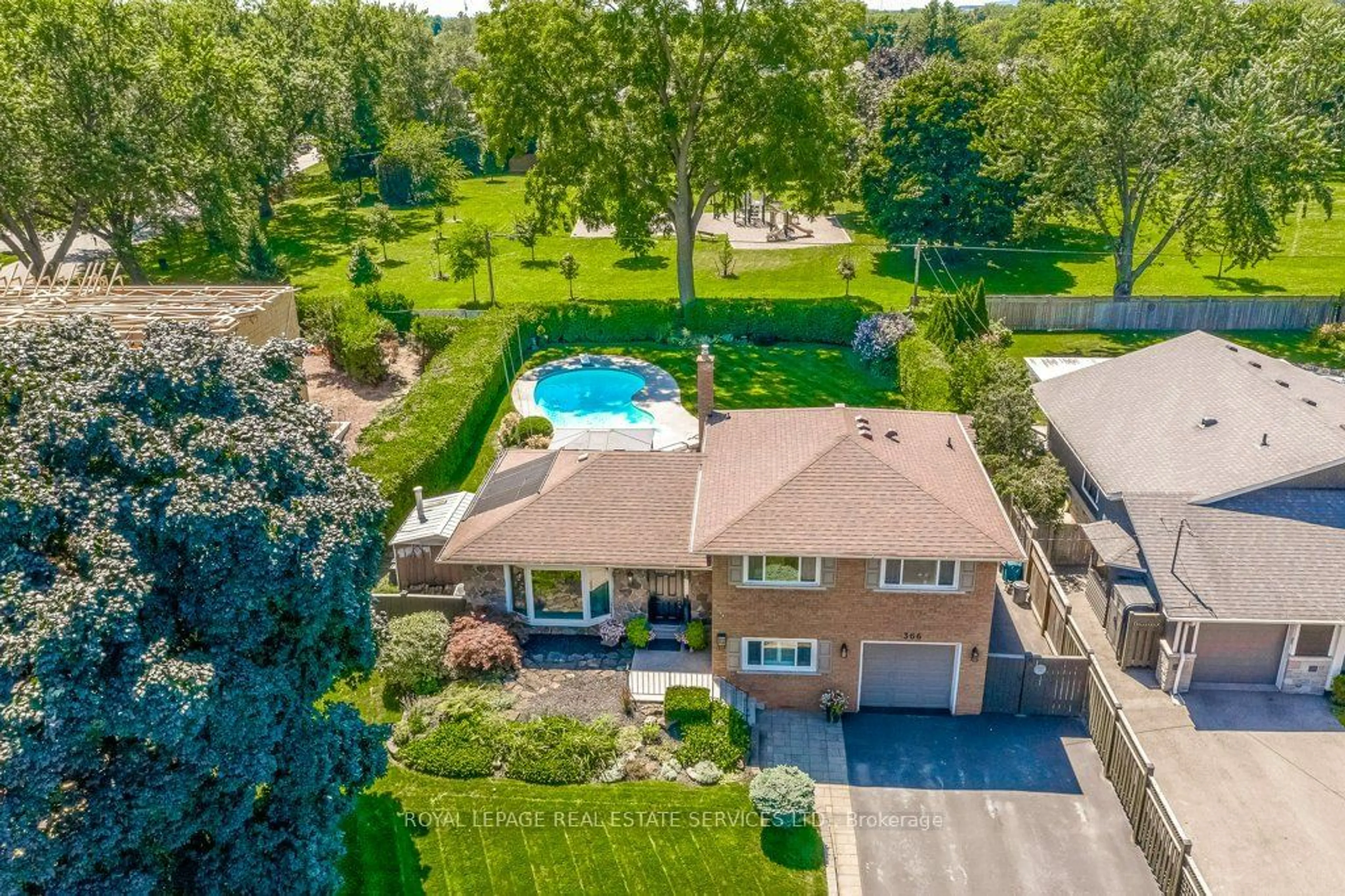 Frontside or backside of a home for 366 Sandlewood Rd, Oakville Ontario L6L 3S2