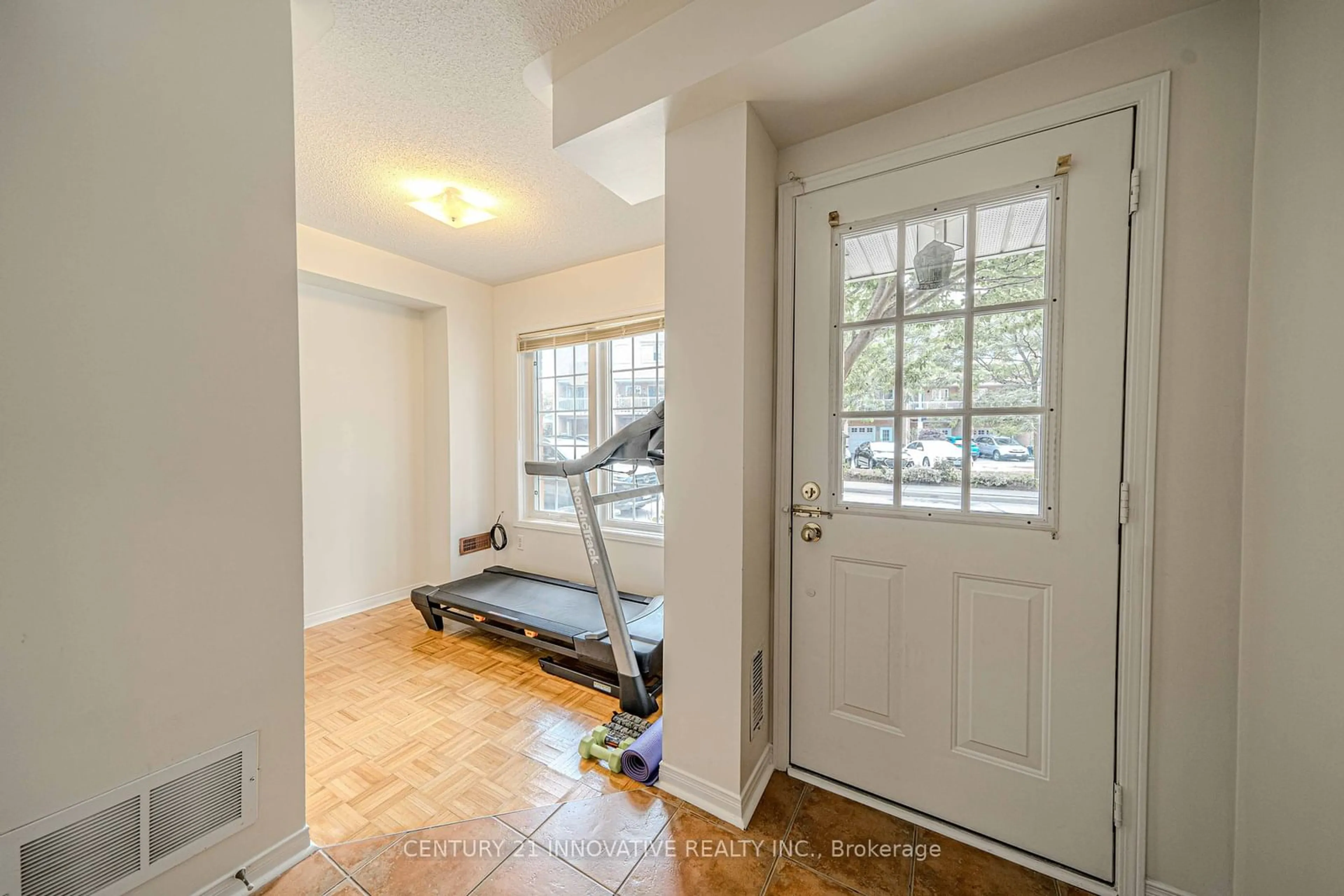 Indoor entryway for 35 Birdstone Cres, Toronto Ontario M6N 5H6