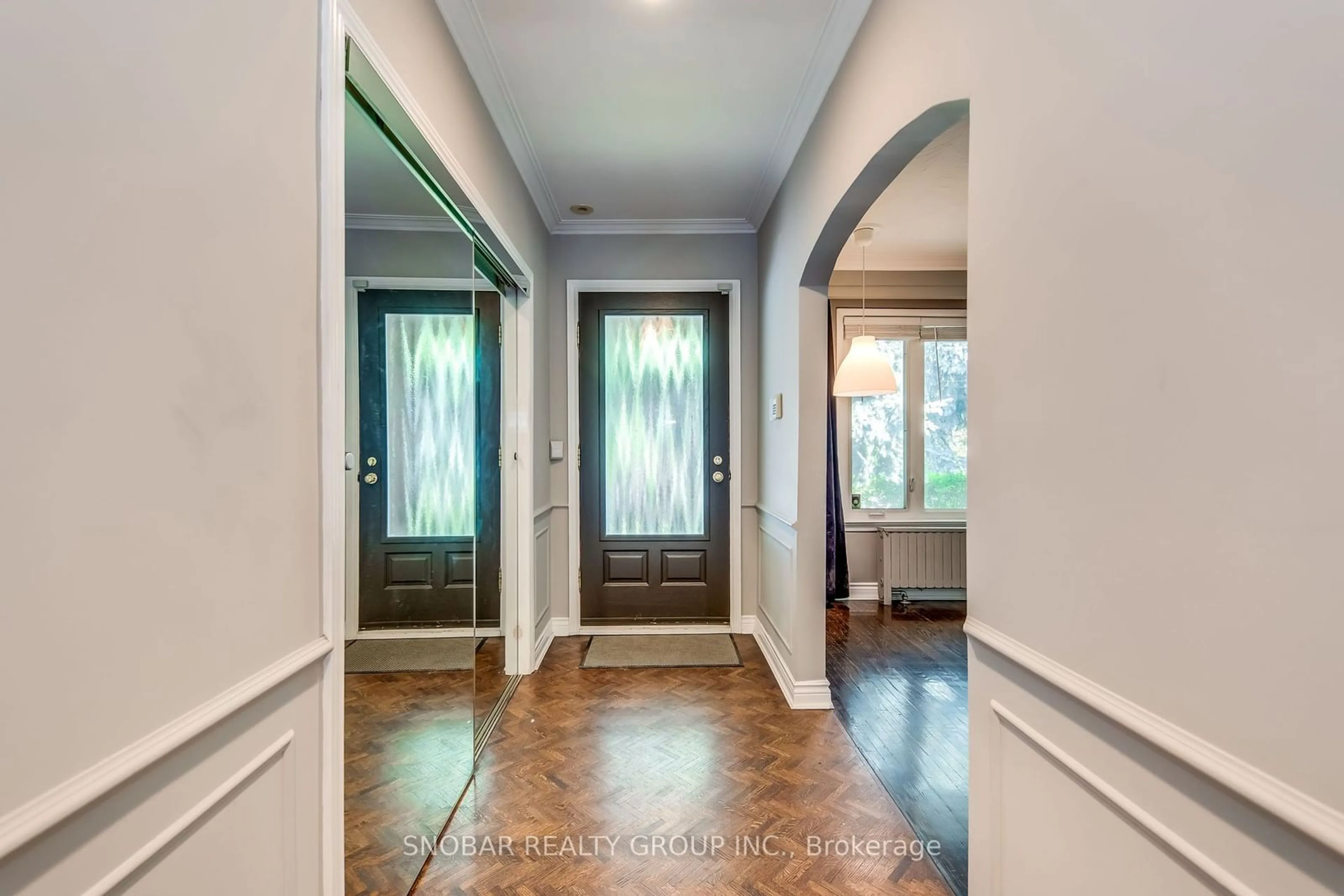 Indoor entryway for 300 Burnhamthorpe Rd, Toronto Ontario M9B 1Z8