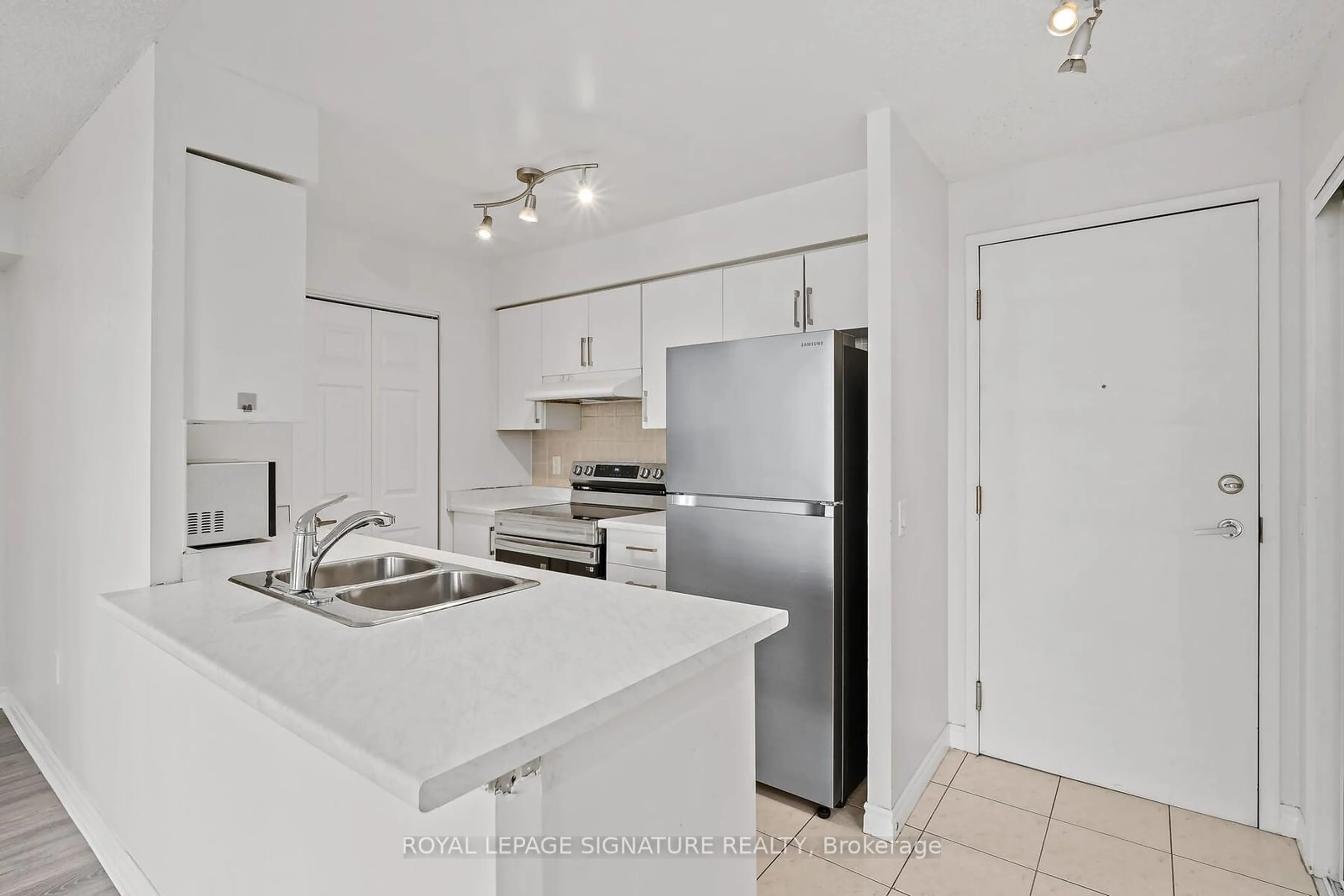 Standard kitchen for 55 Strathaven Dr #1802, Mississauga Ontario L5R 4G9