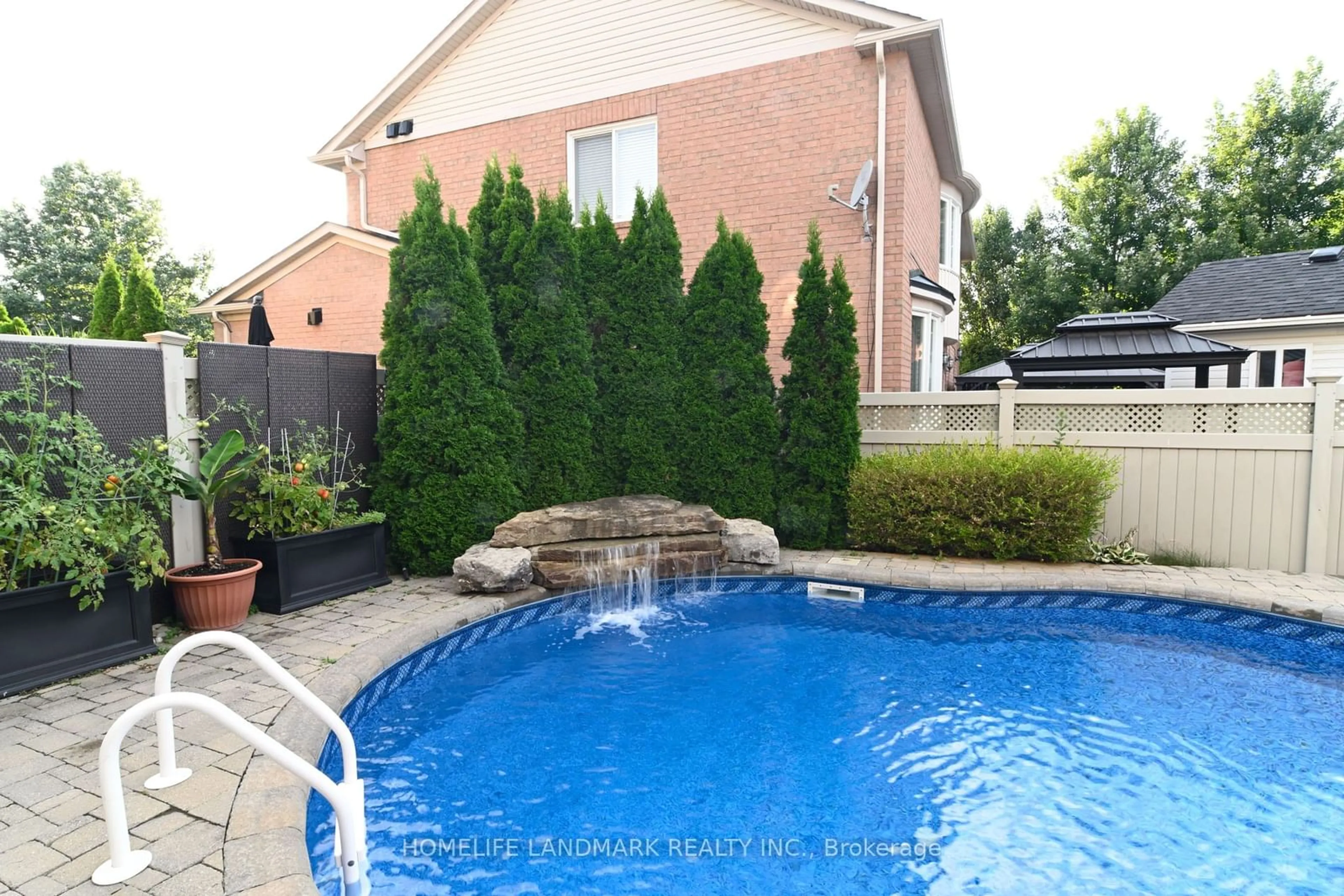 Indoor or outdoor pool for 2236 Glazebrook Circ, Oakville Ontario L6M 5B5