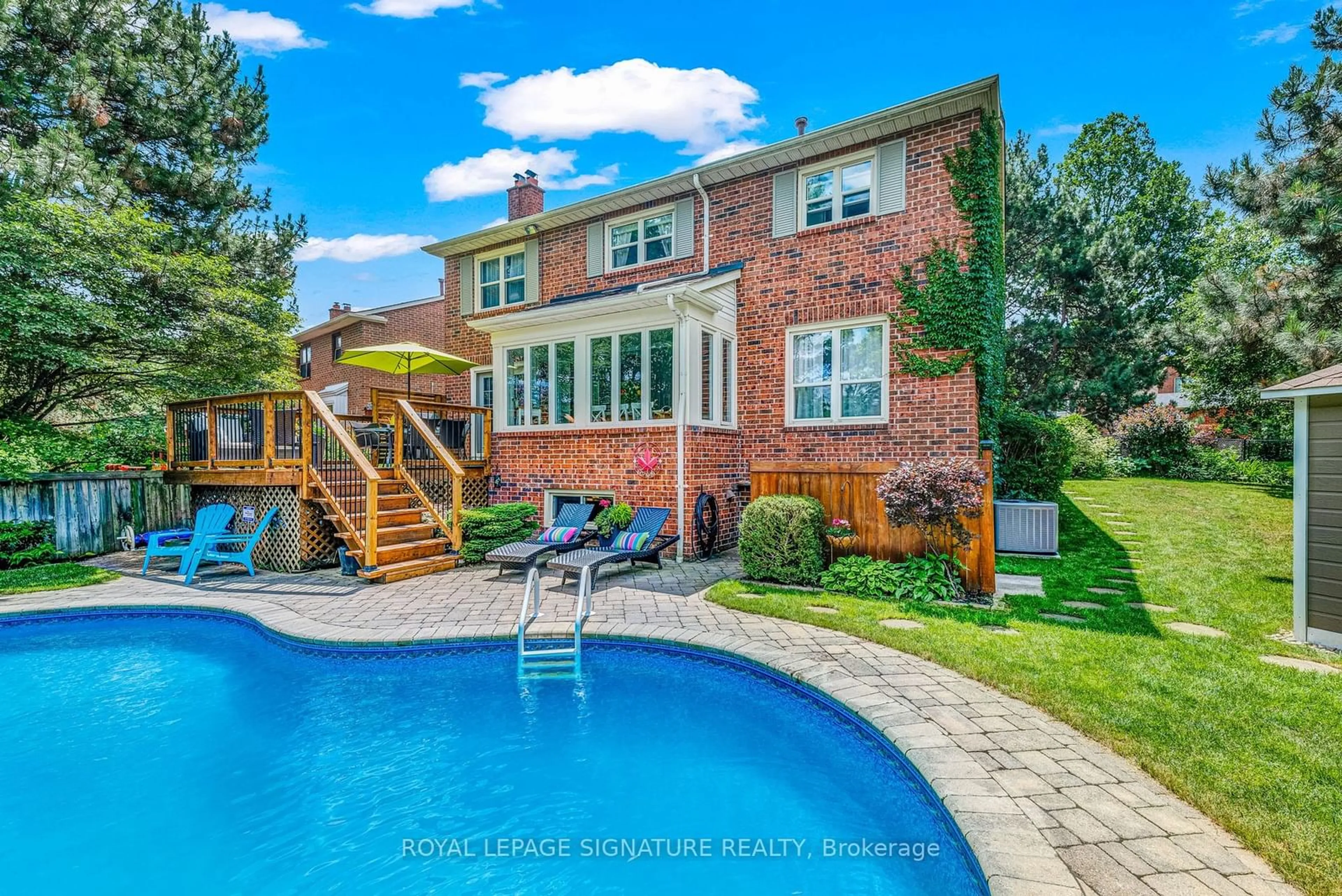 Indoor or outdoor pool for 4008 Powderhorn Crt, Mississauga Ontario L5L 3C4