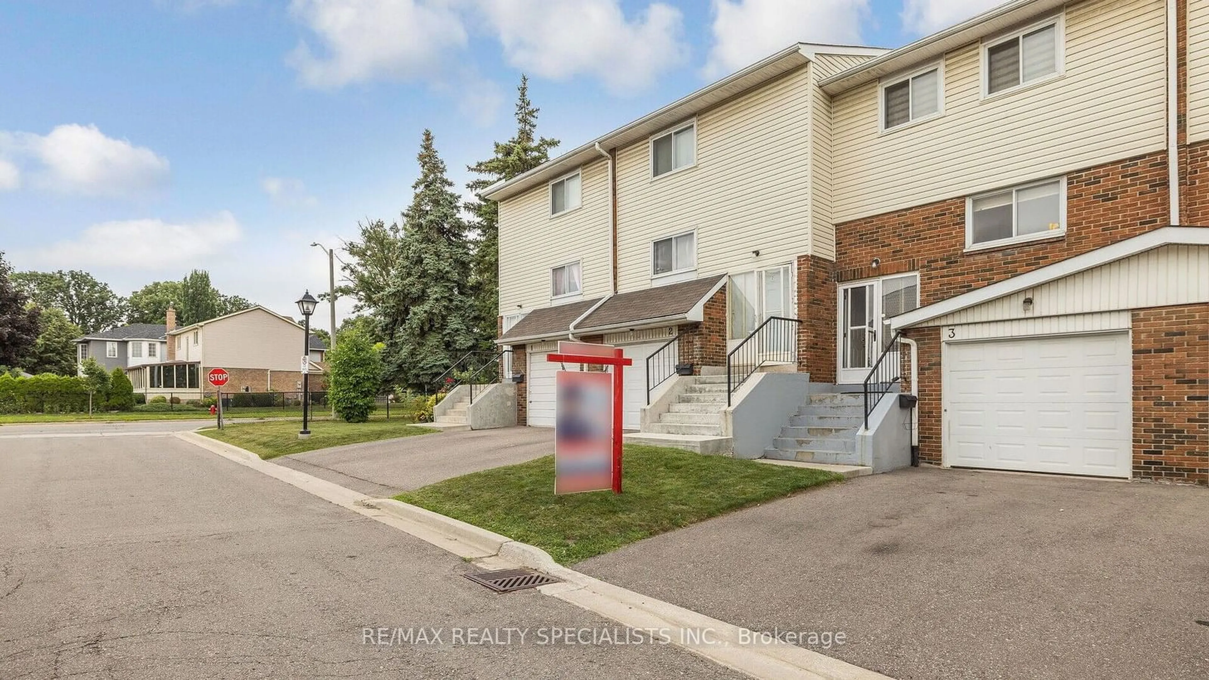 A pic from exterior of the house or condo, the street view for 3 Sandringham Crt, Brampton Ontario L6T 3Z3