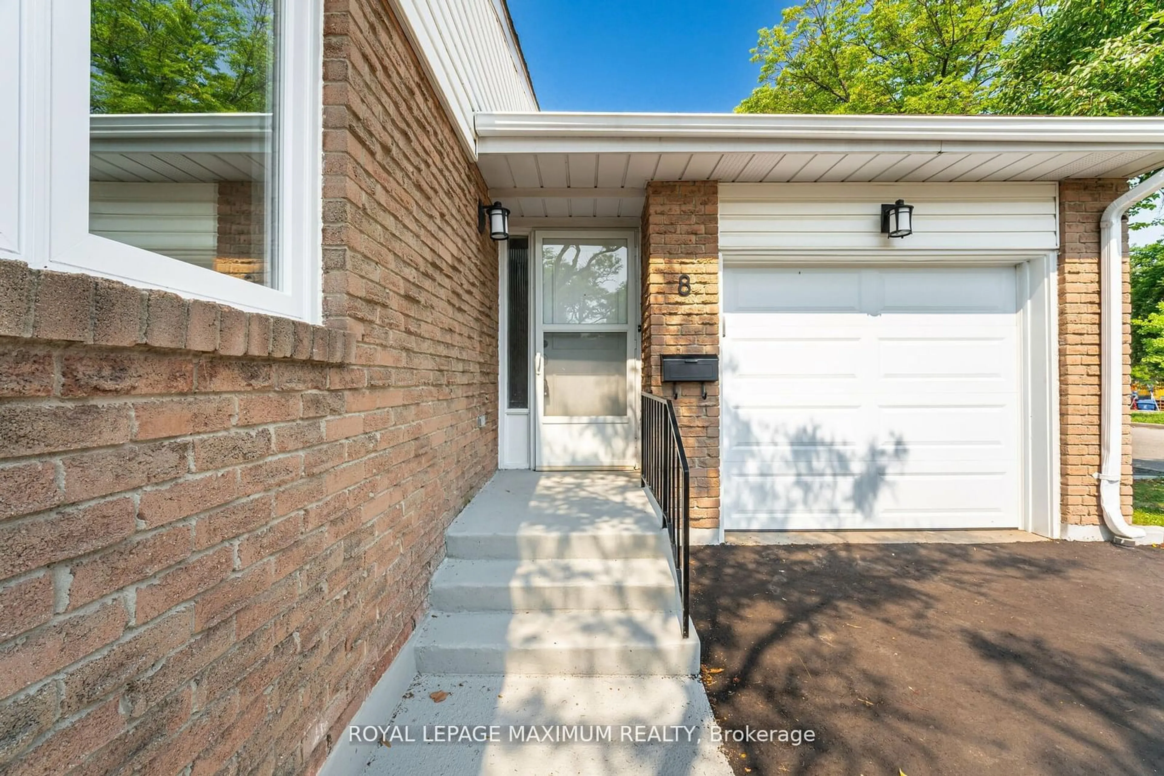 Home with brick exterior material for 8 Giles Crt, Toronto Ontario M9V 4C5