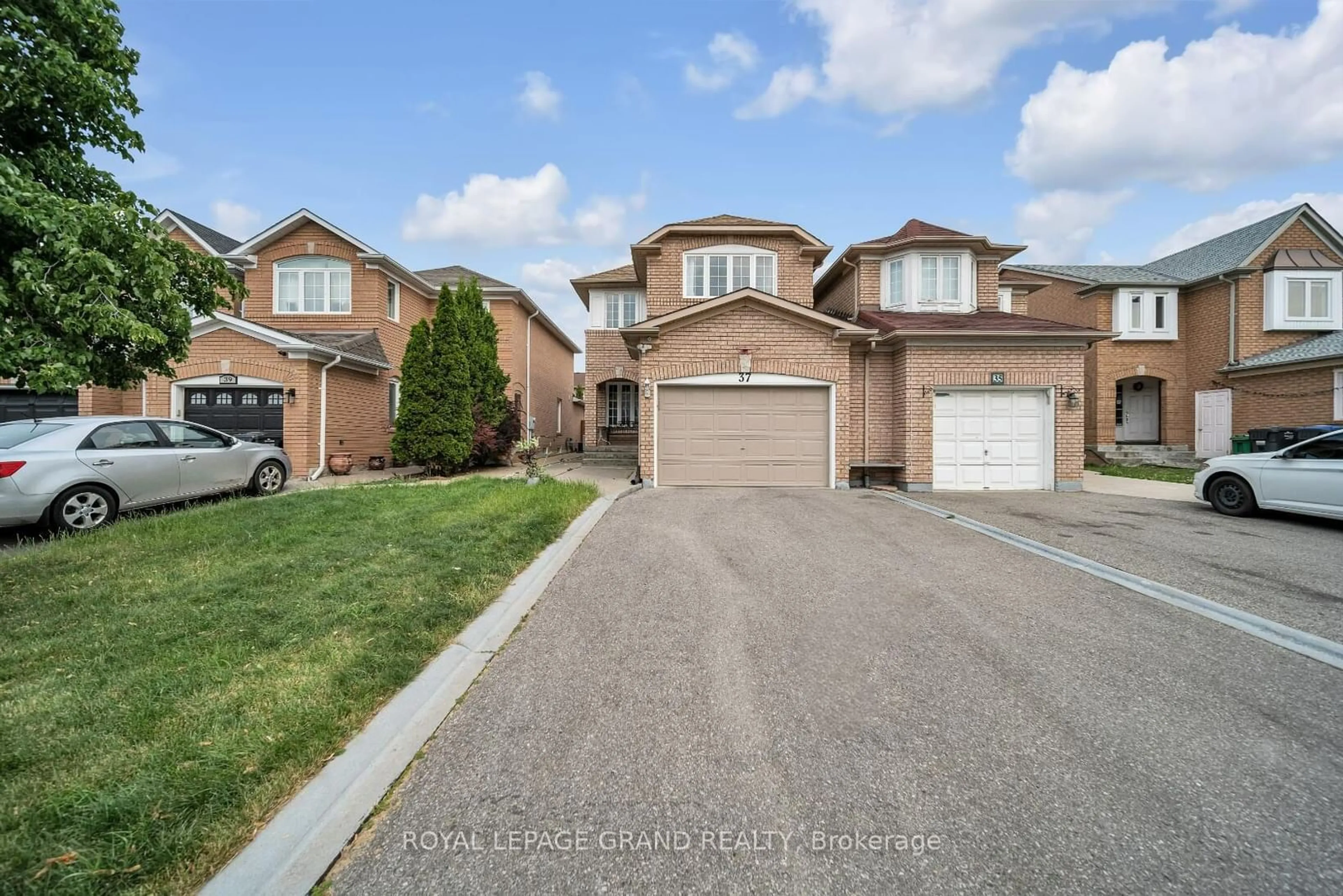 Frontside or backside of a home for 37 Fiddleneck Cres, Brampton Ontario L6R 1R3