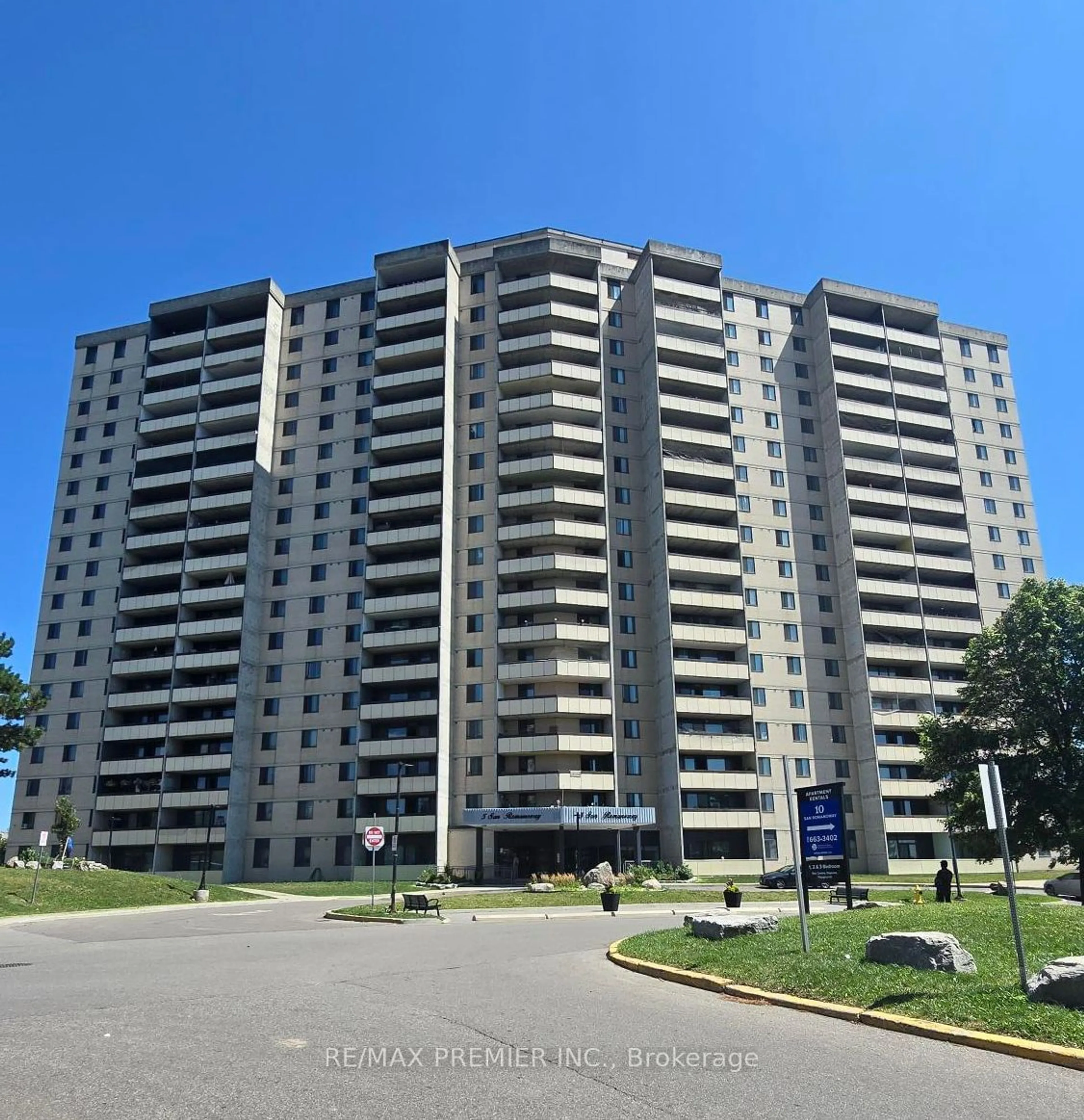 A pic from exterior of the house or condo for 5 San Romano Way #1206, Toronto Ontario M3N 2Y4