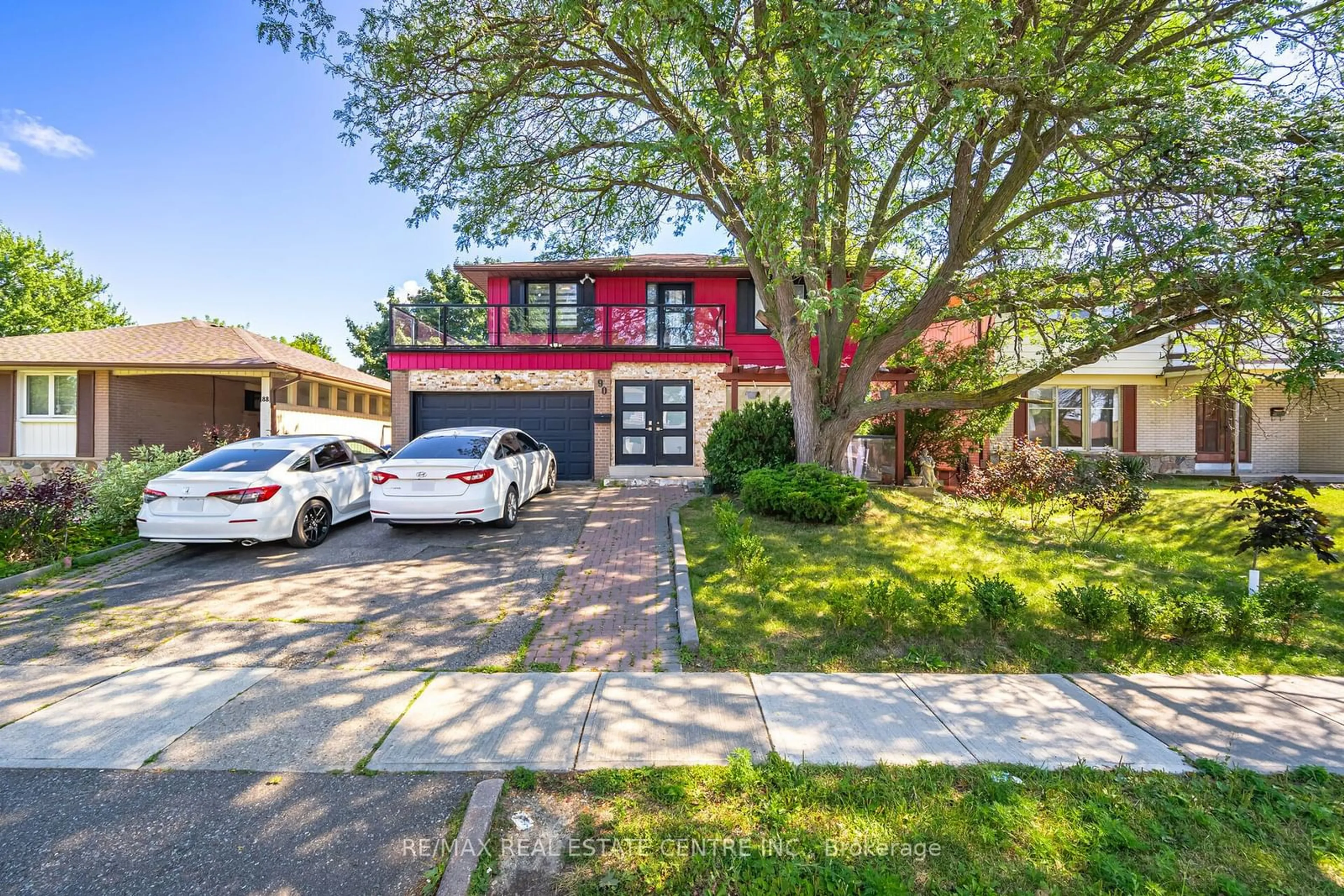 A pic from exterior of the house or condo, the street view for 90 Centre St, Brampton Ontario L6W 2Y1