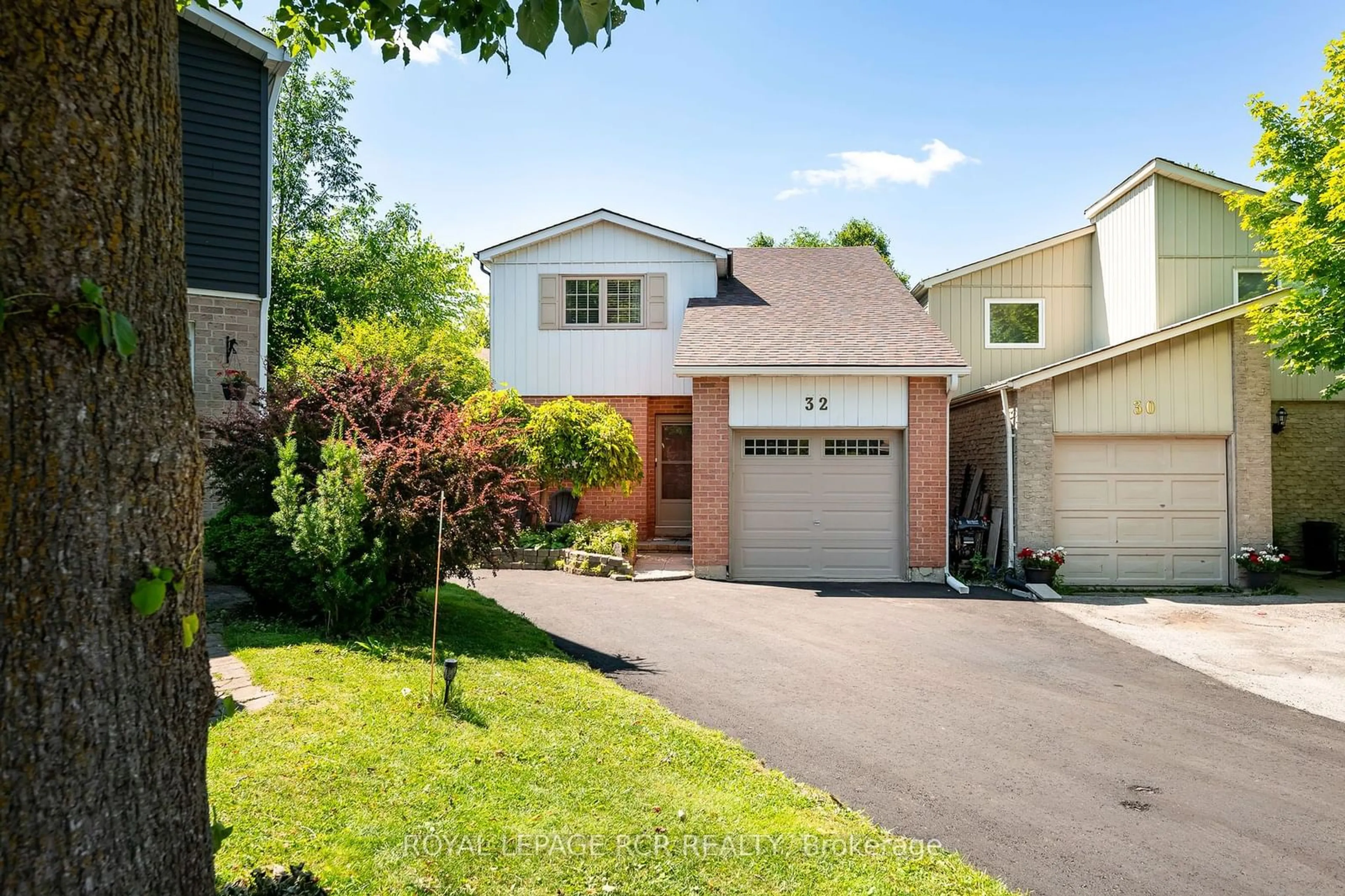 Frontside or backside of a home, cottage for 32 Darsam Crt, Orangeville Ontario L9W 4B4