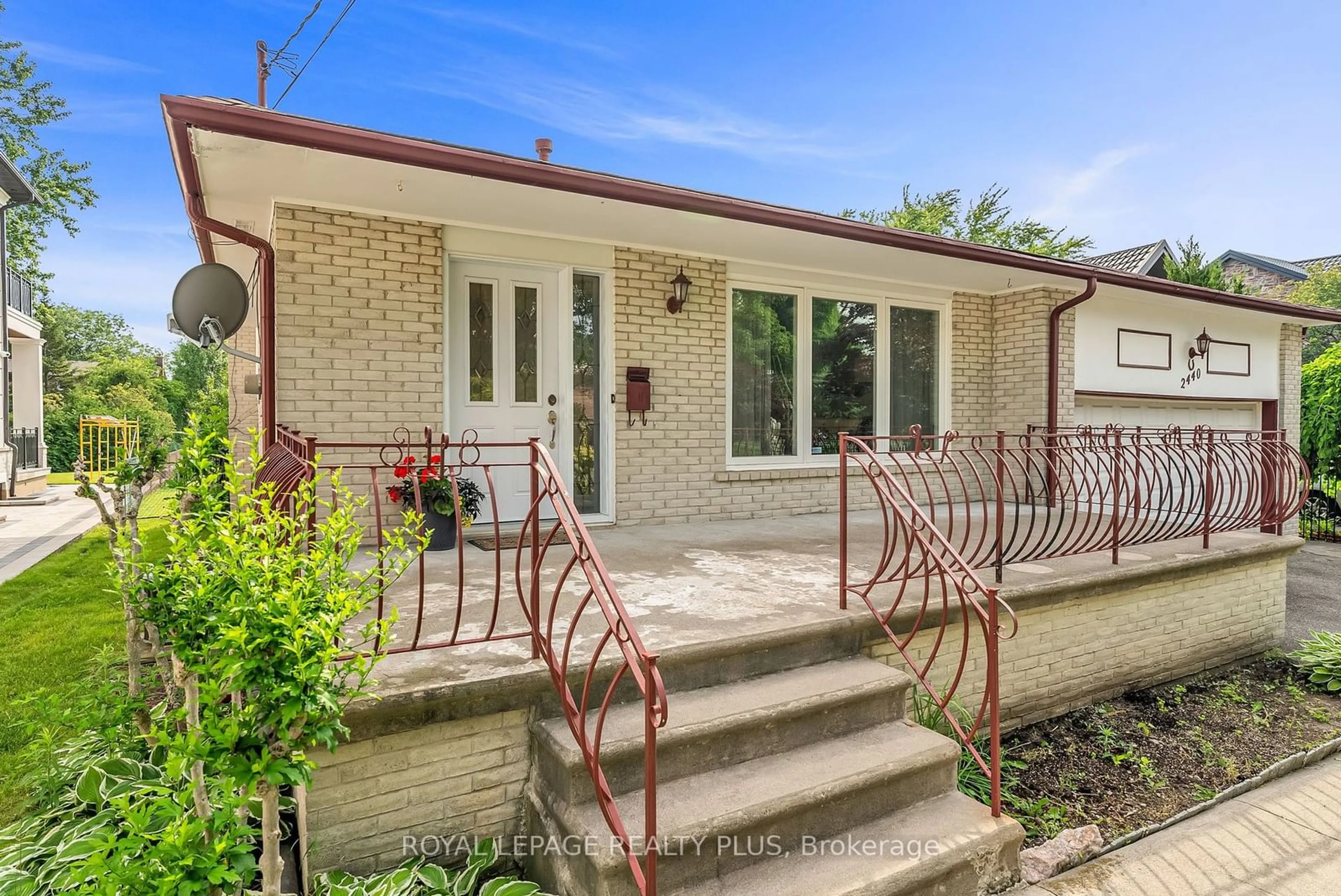 Frontside or backside of a home, cottage for 2440 Rosemary Dr, Mississauga Ontario L5C 1X2