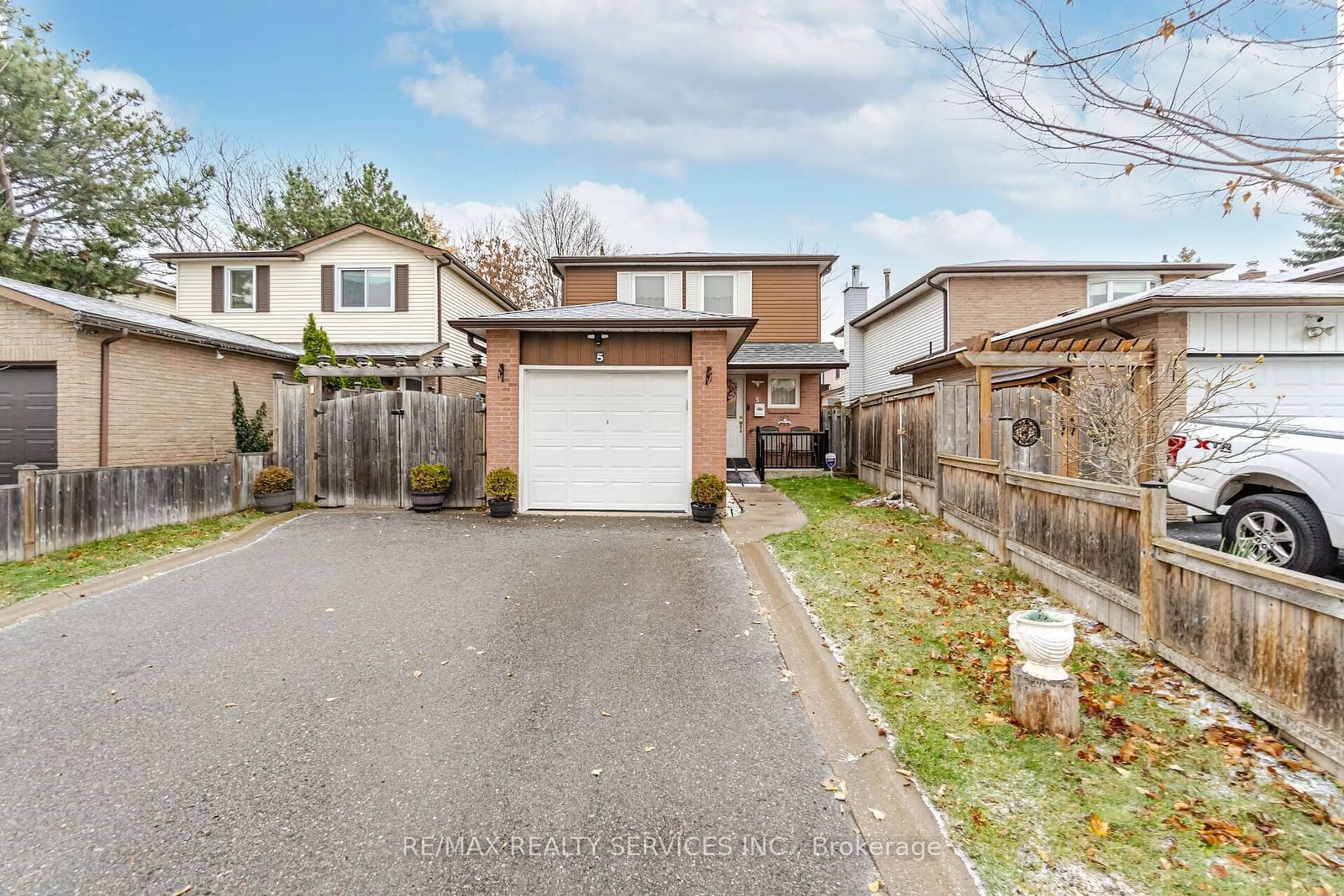 Frontside or backside of a home for 5 Greenleaf Cres, Brampton Ontario L6X 2V5