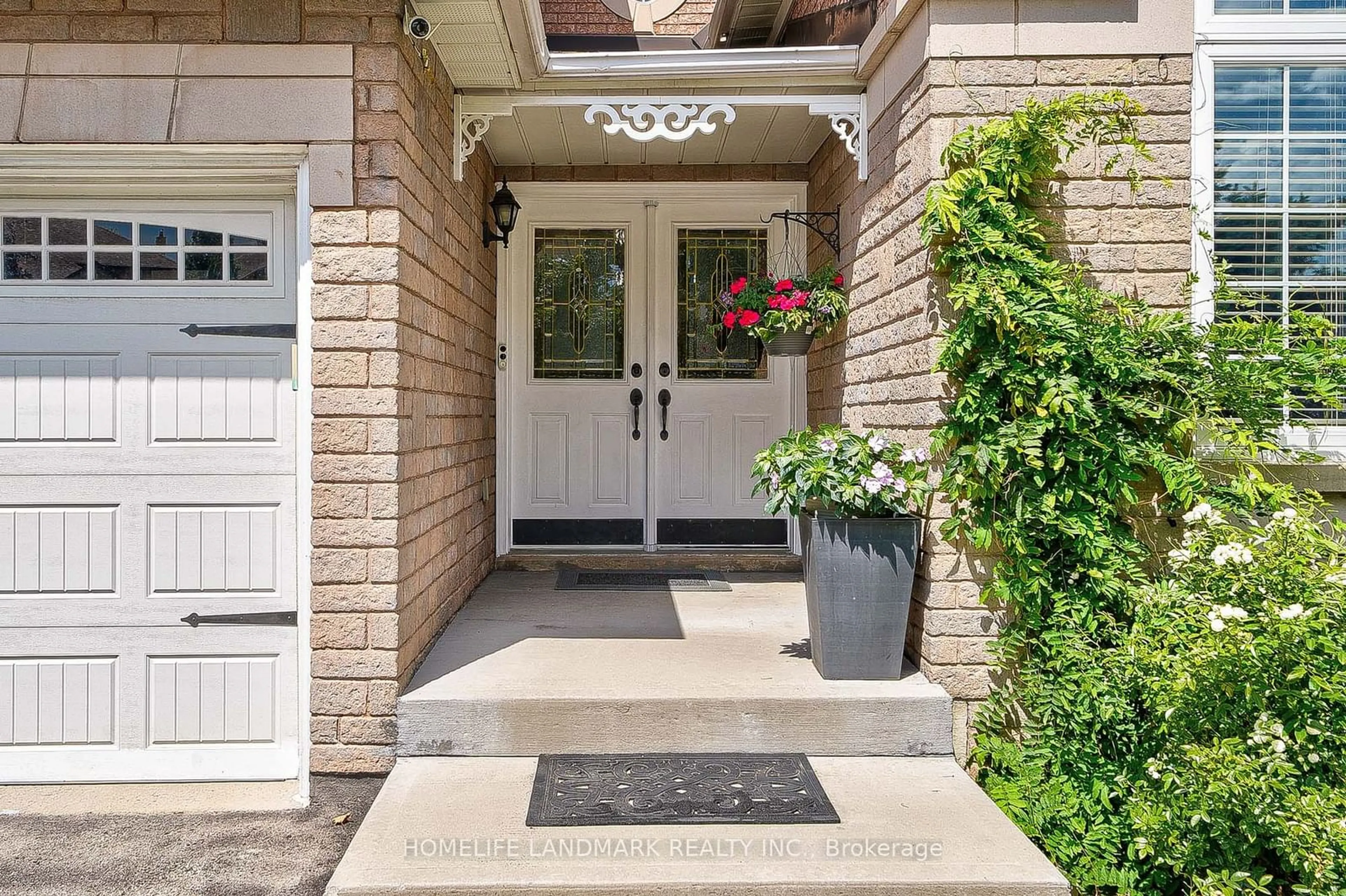 Indoor entryway for 2045 Joshuas Creek Dr, Oakville Ontario L6H 6E5