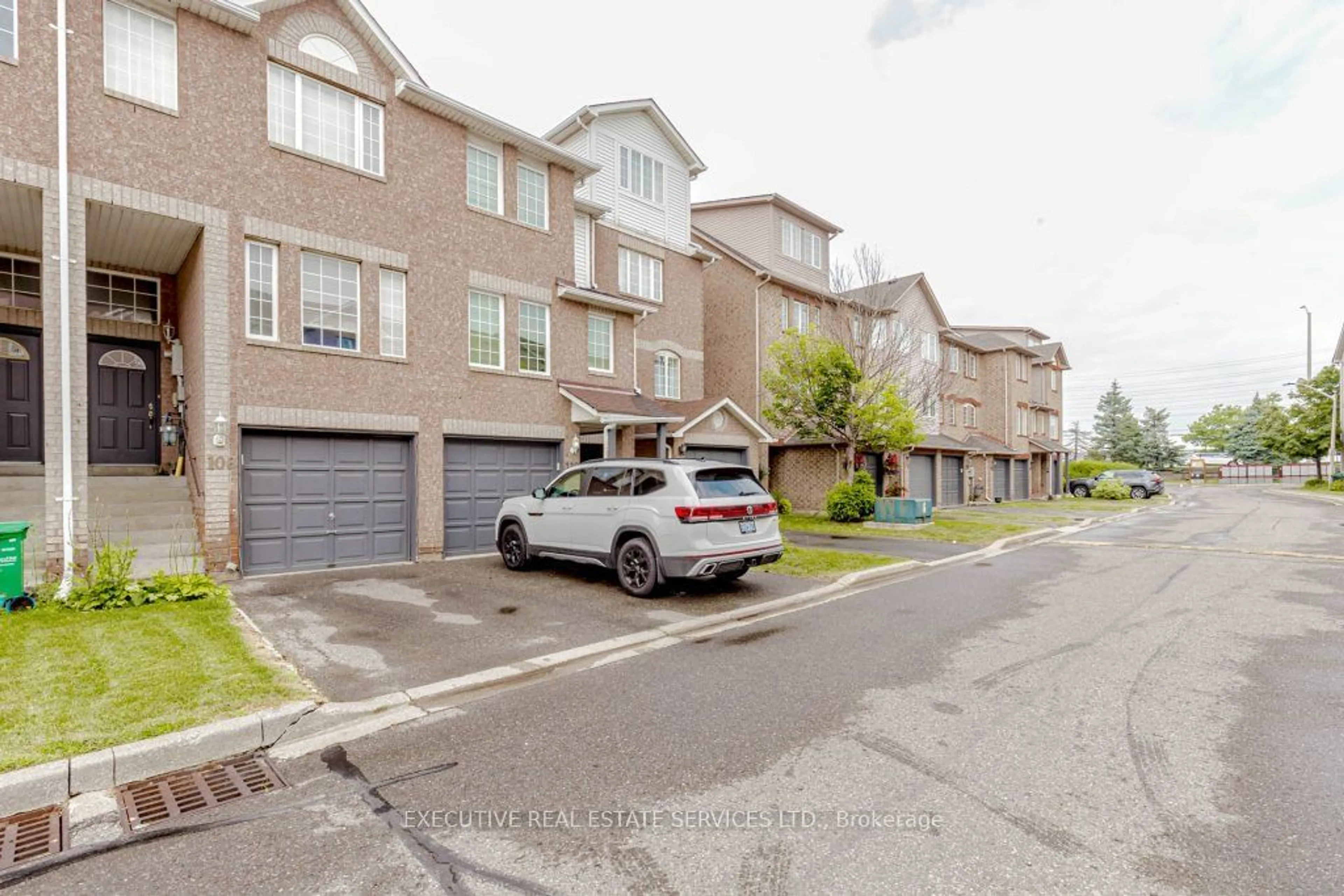 A pic from exterior of the house or condo for 108 Spadina Rd #108, Brampton Ontario L6X 4X6