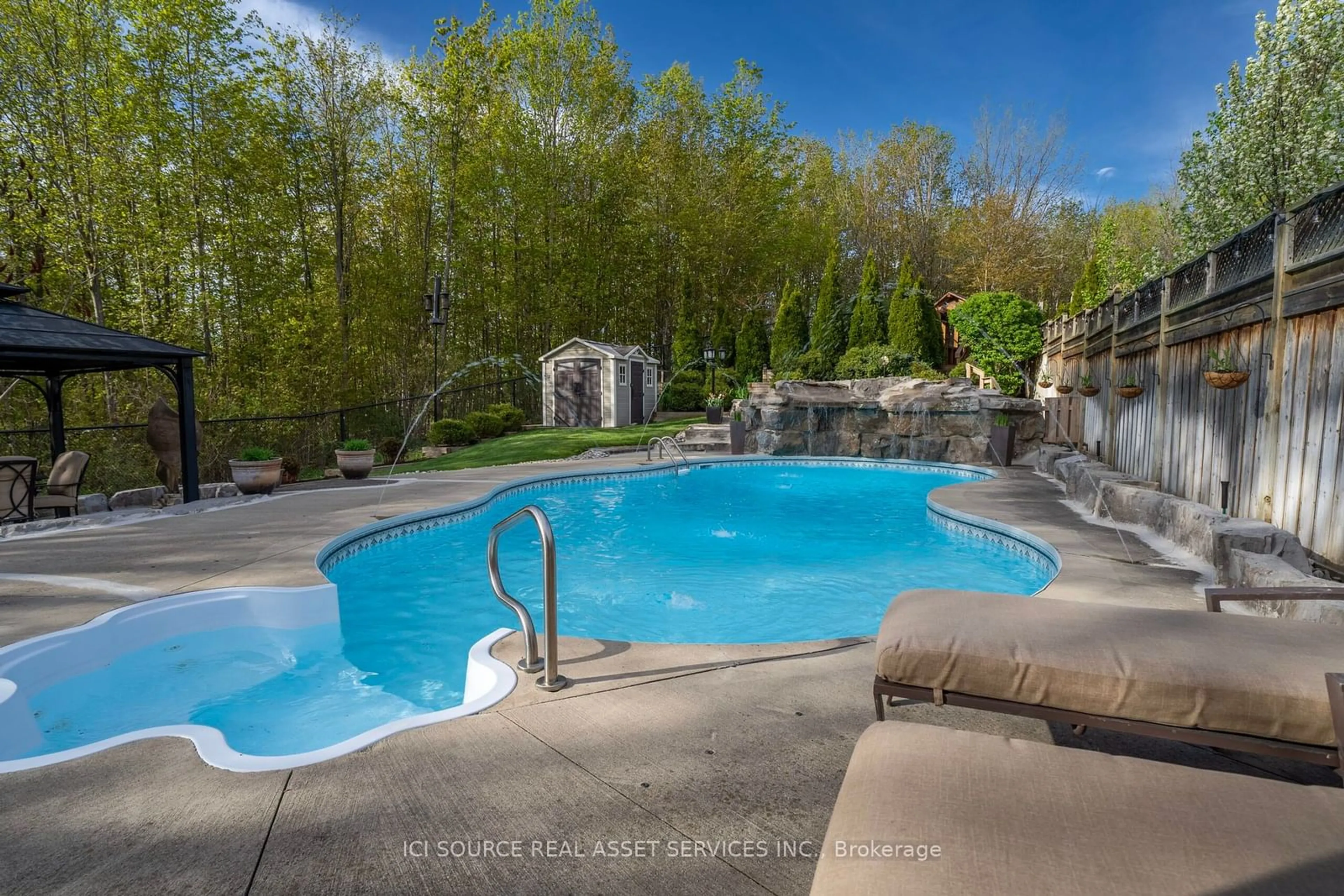 Indoor or outdoor pool for 244 Eaton St, Halton Hills Ontario L7G 6N9