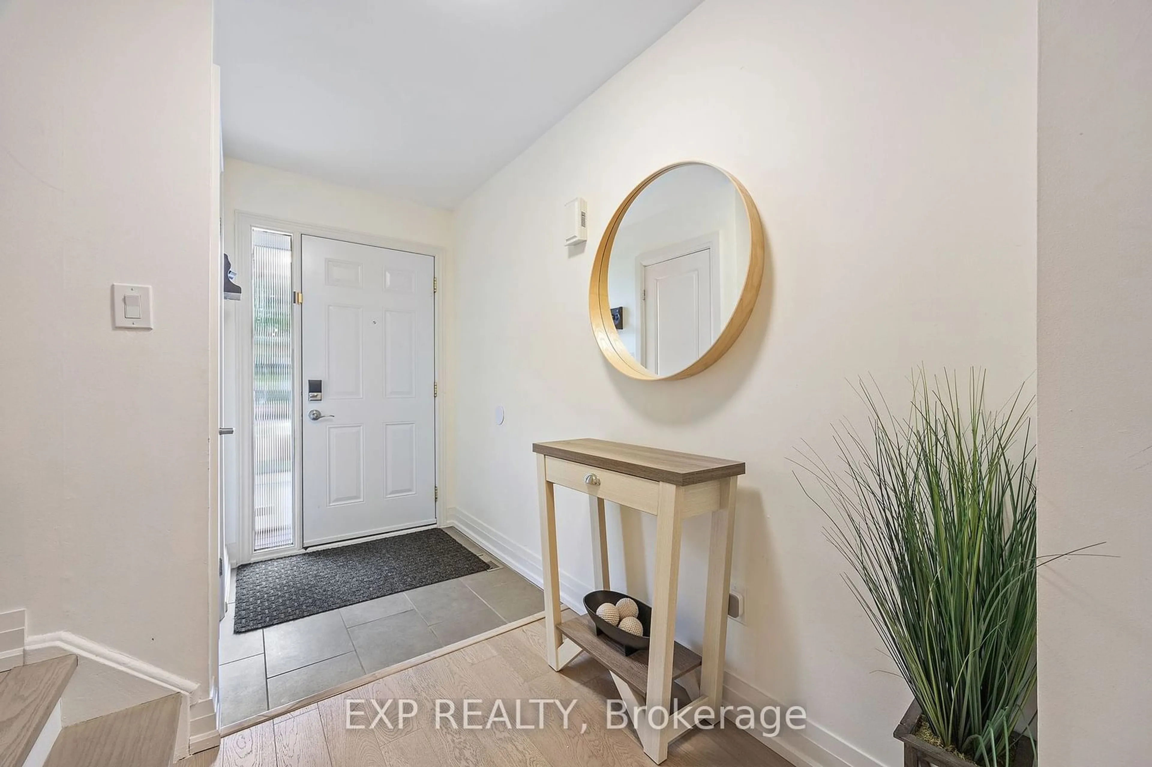 Indoor entryway for 611 Galloway Cres, Mississauga Ontario L5C 3R7