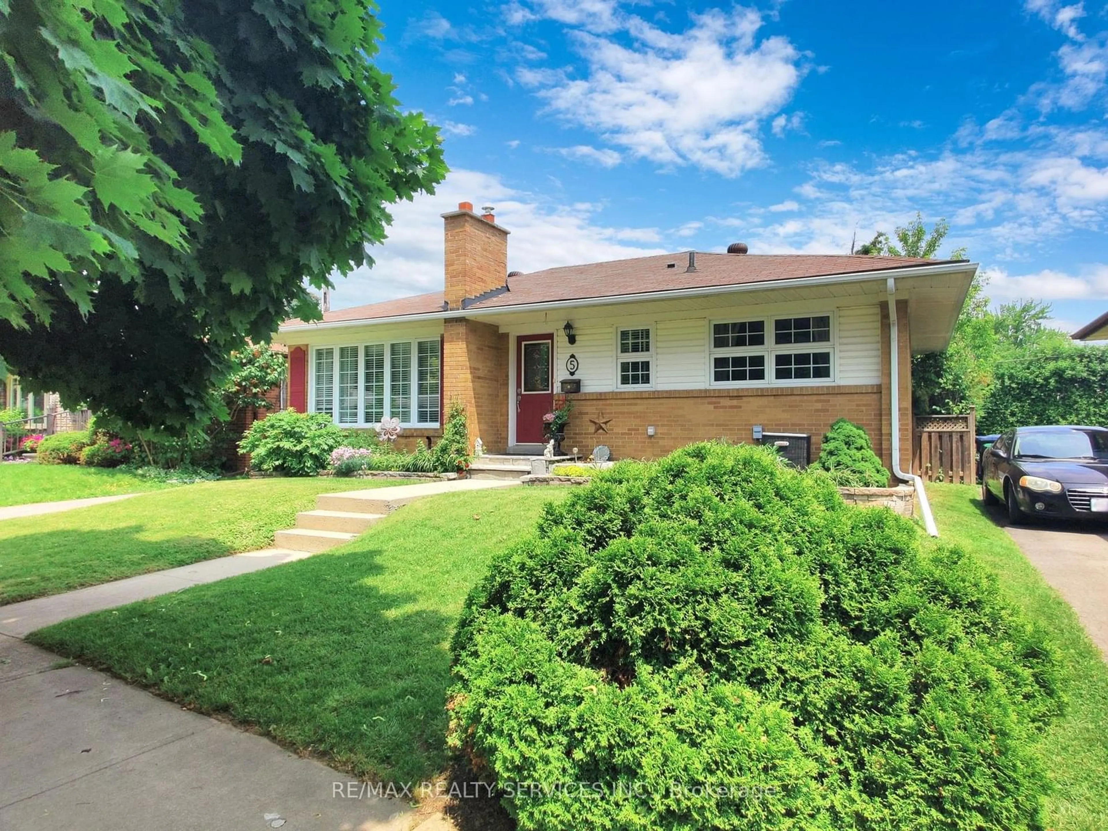 Frontside or backside of a home, cottage for 5 Marsden Cres, Brampton Ontario L6W 2X2