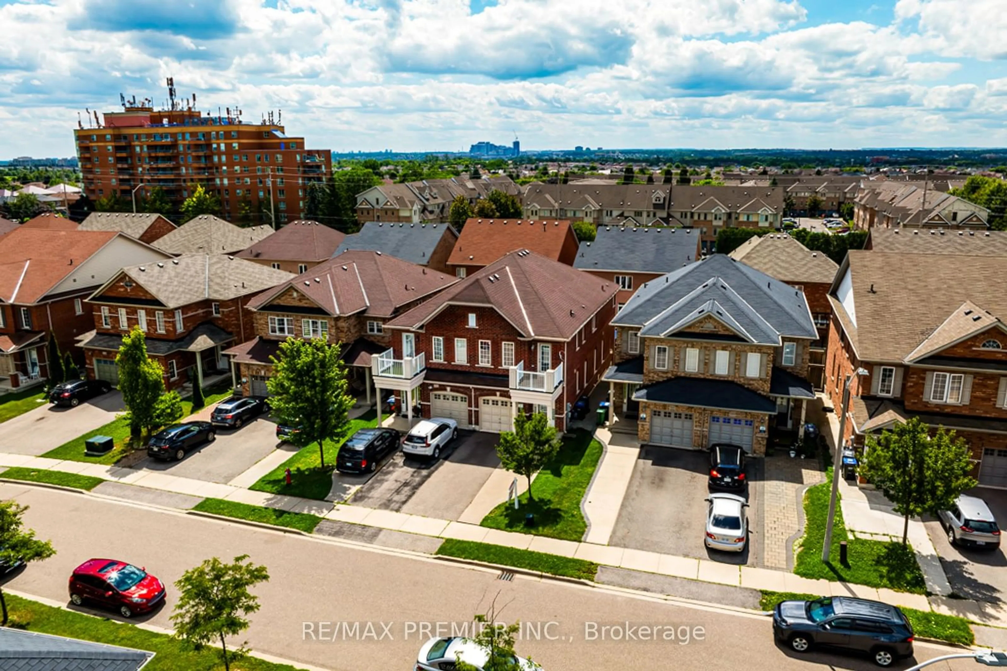 A pic from exterior of the house or condo for 5414 Bellaggio Cres, Mississauga Ontario L5V 0C8