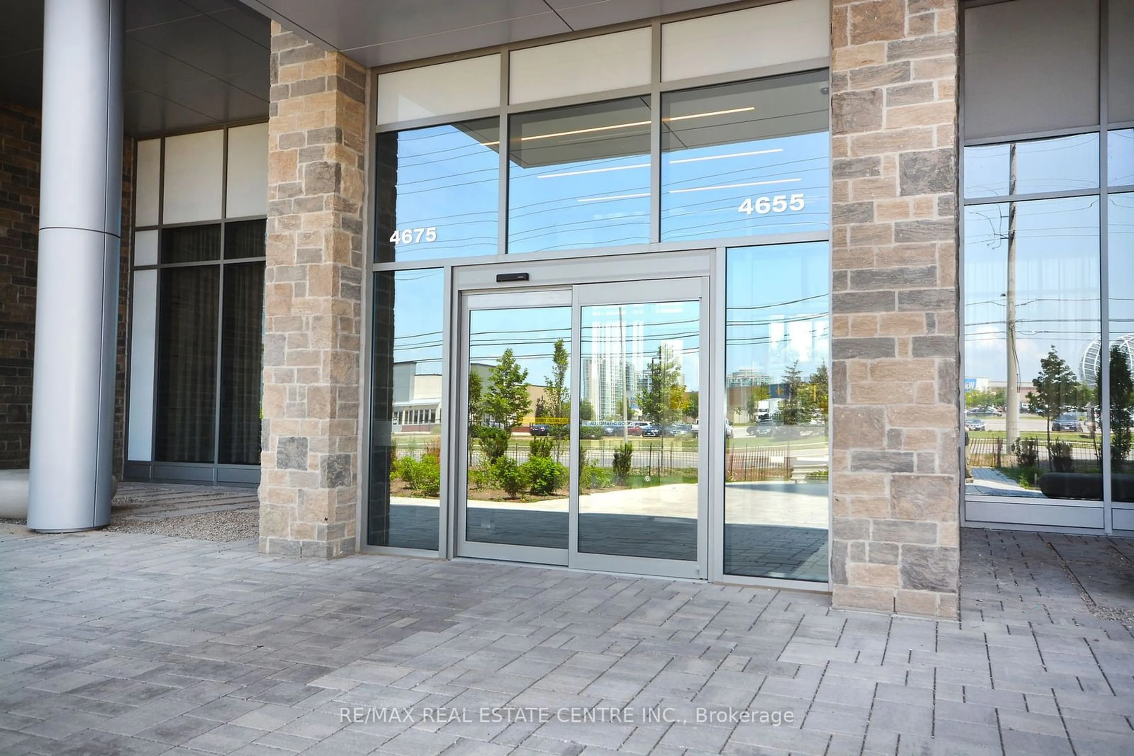 Indoor foyer for 4675 Metcalfe Ave #209, Mississauga Ontario L5M 0Z8