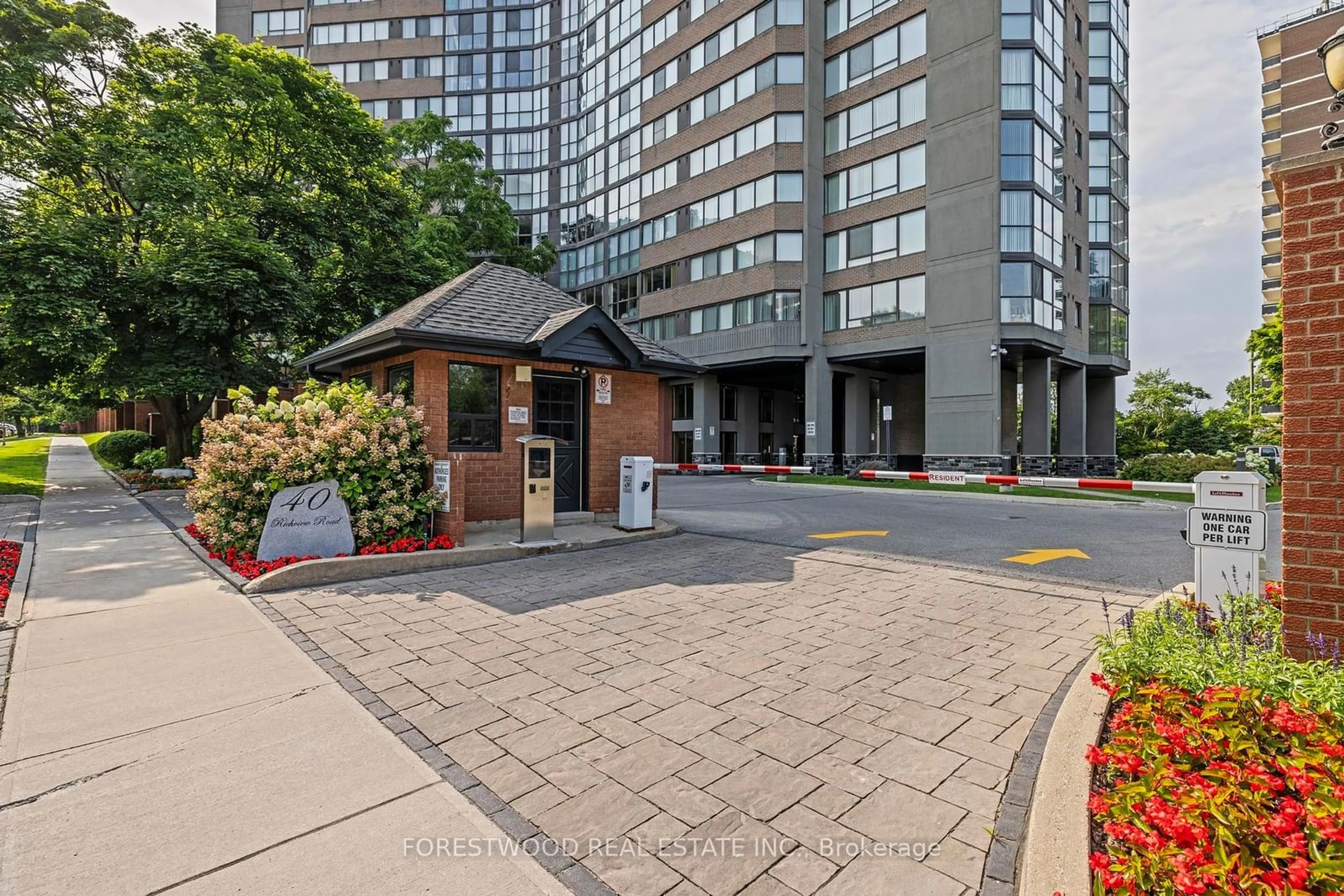 A pic from exterior of the house or condo for 40 Richview Rd #1505, Toronto Ontario M9A 5C1