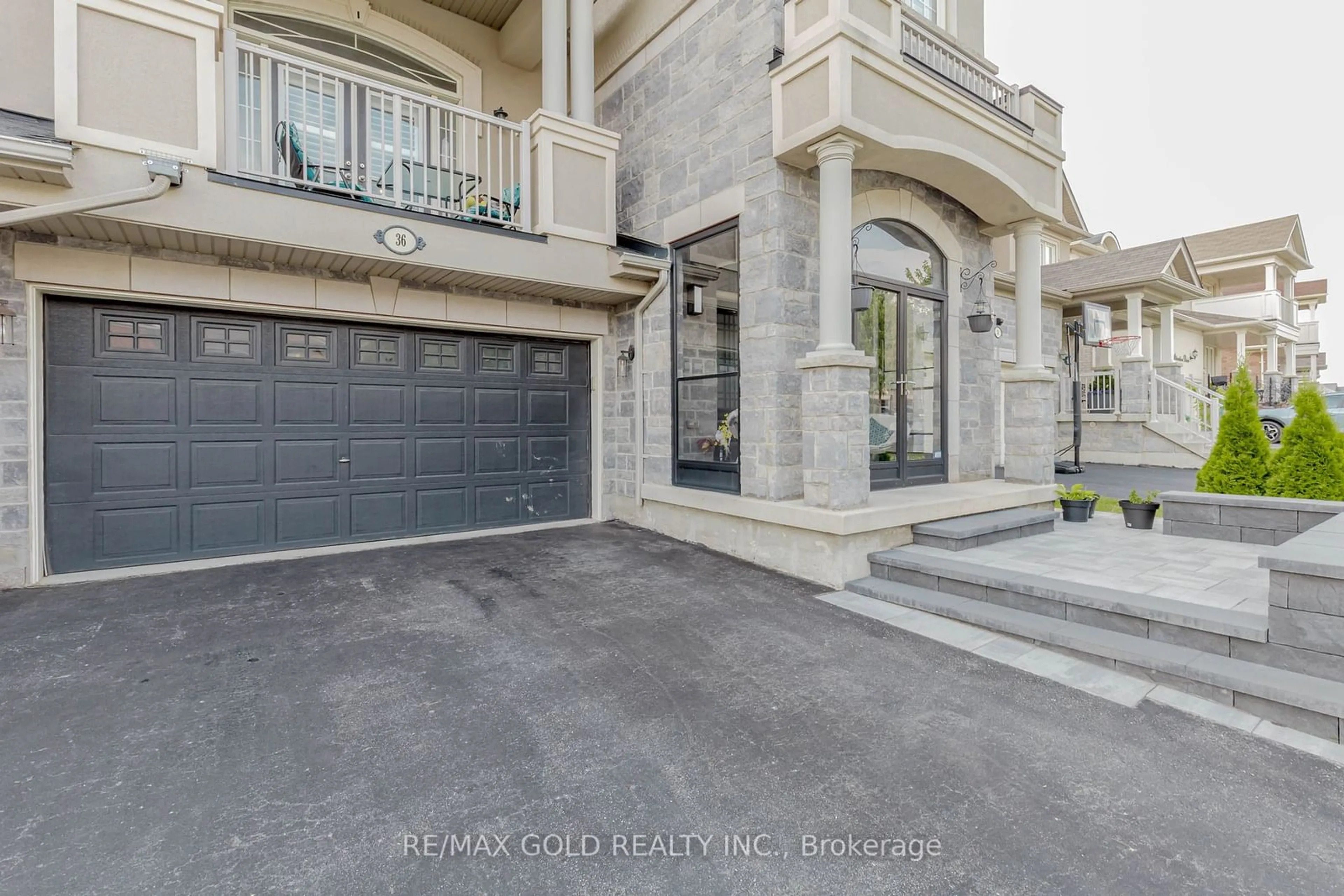 Indoor entryway, cement floor for 36 Attraction Dr, Brampton Ontario L6Y 2Z8