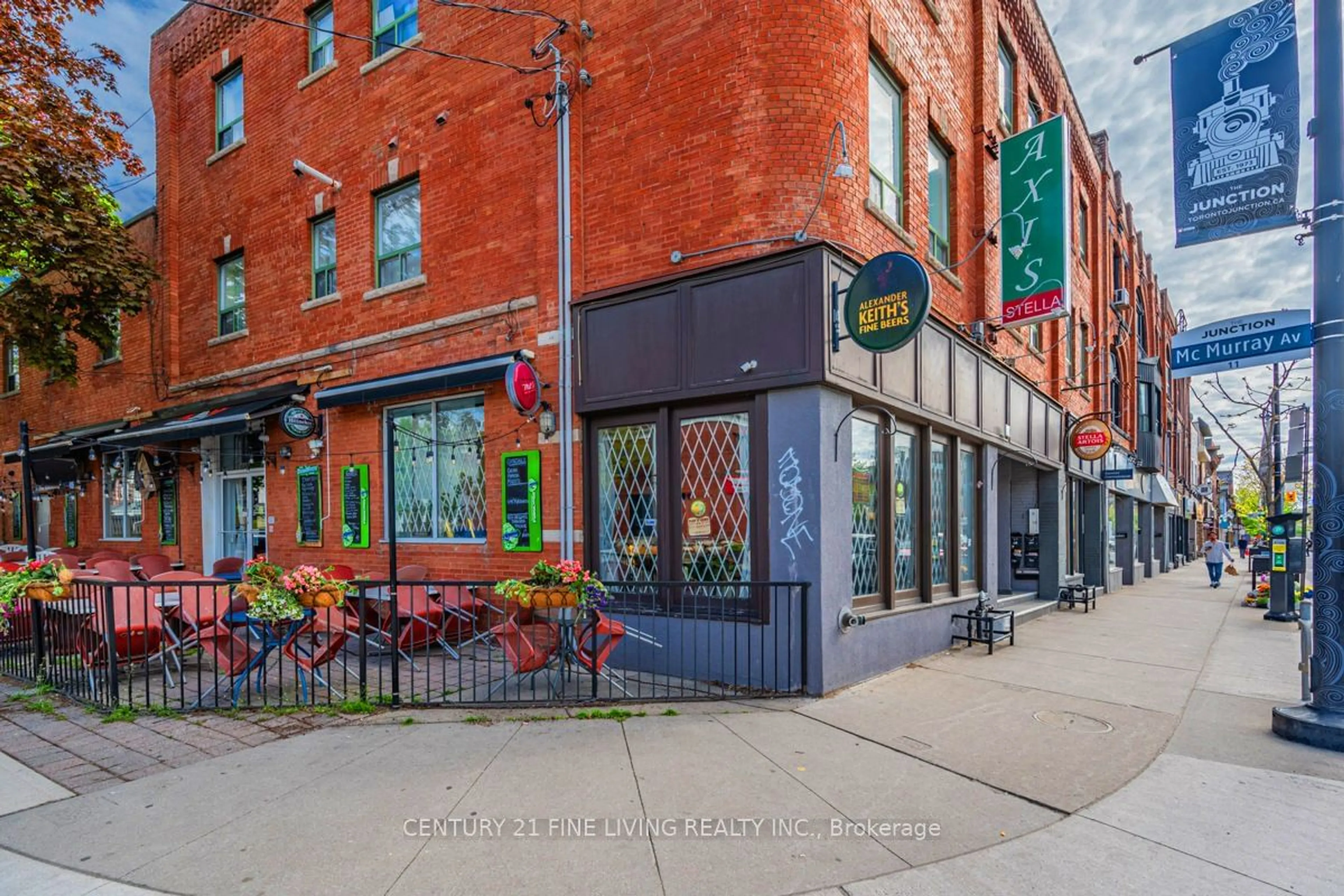 Patio, street for 3048 Dundas St, Toronto Ontario M6P 1Z3