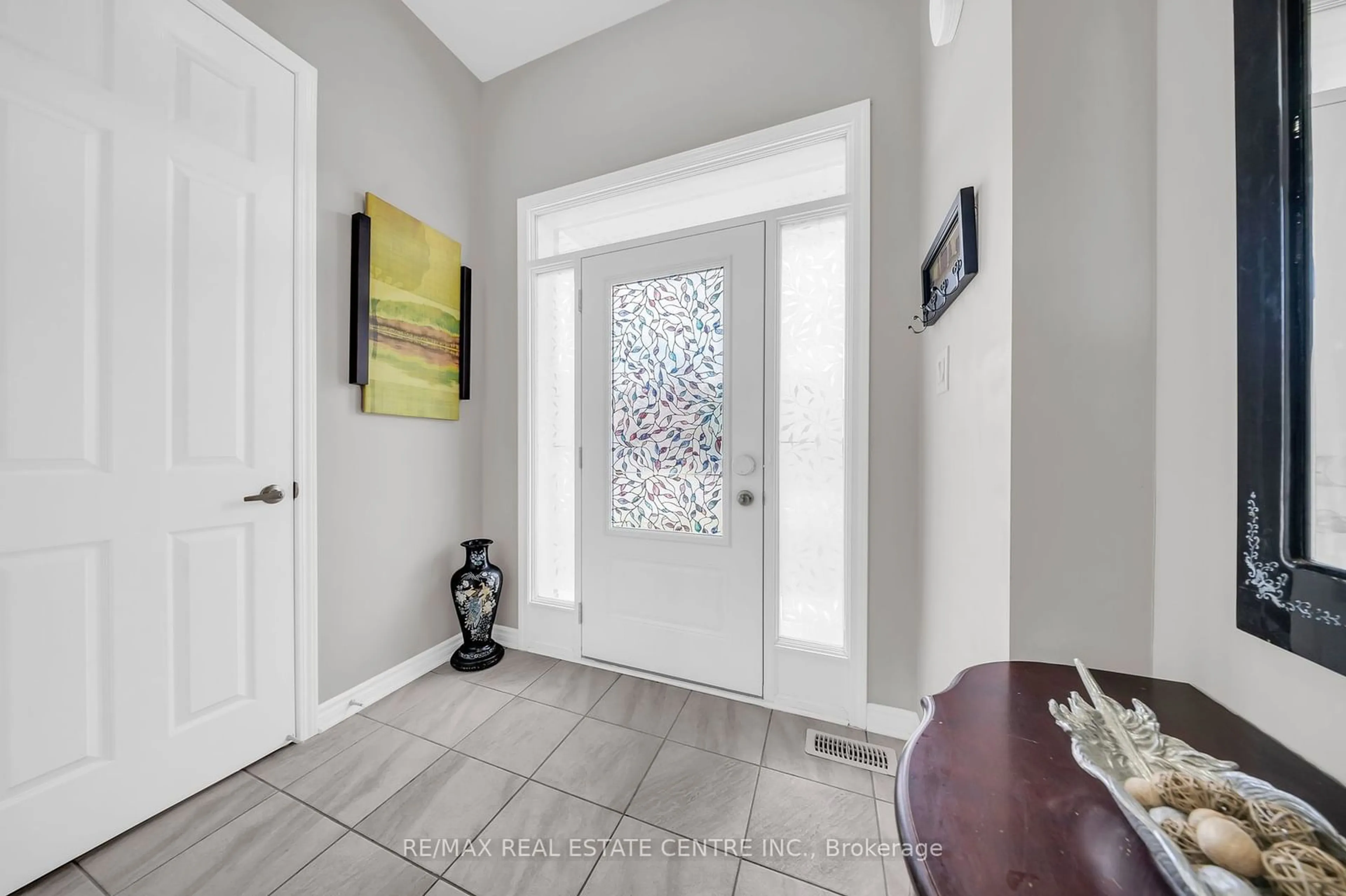 Indoor entryway for 16 BOOTHILL Dr, Brampton Ontario L7A 5E6