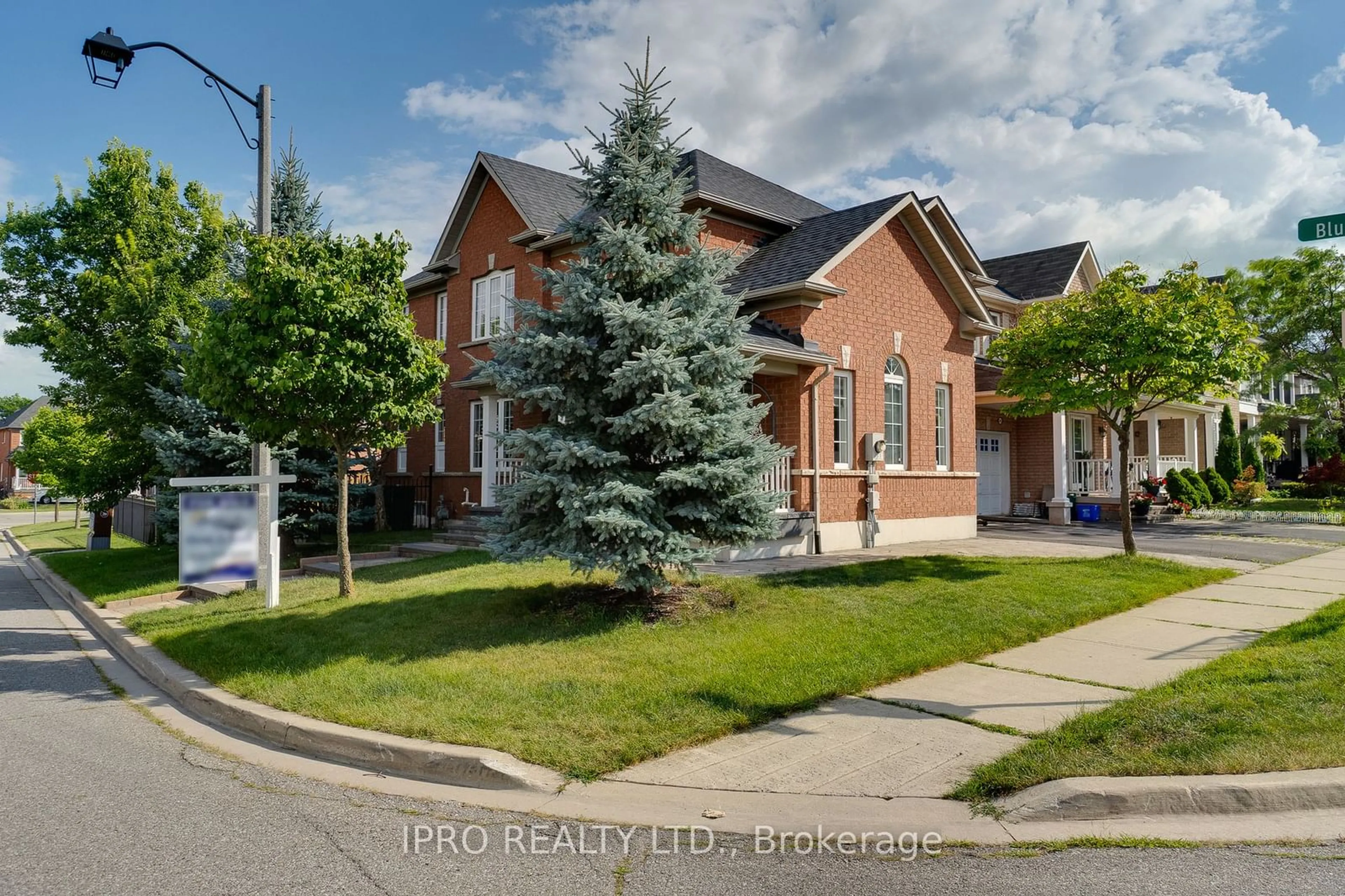 Frontside or backside of a home for 2216 Blue Oak Circ, Oakville Ontario L6M 5J3