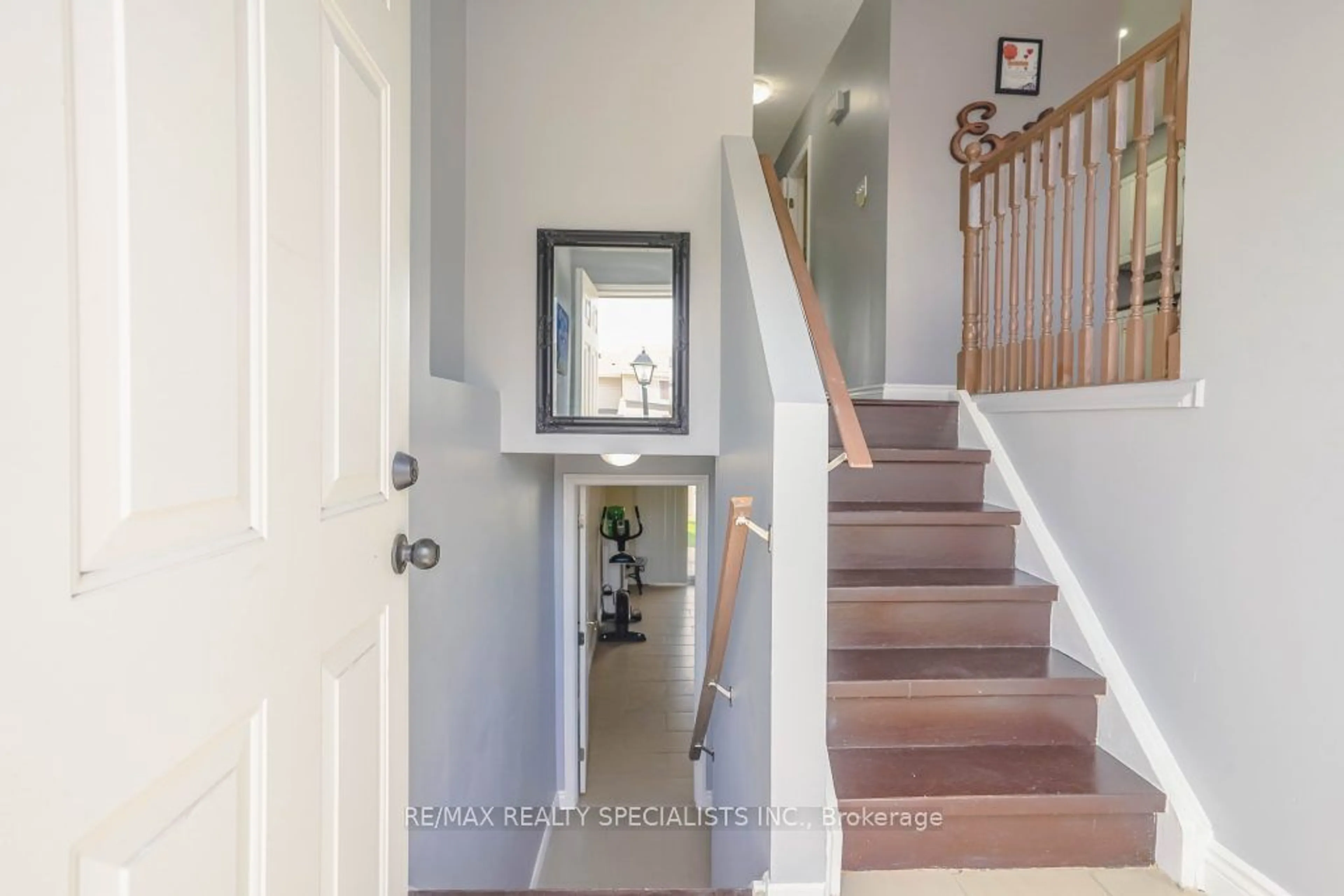 Indoor entryway, wood floors for 51 Franklin Crt, Brampton Ontario L6T 3Z1