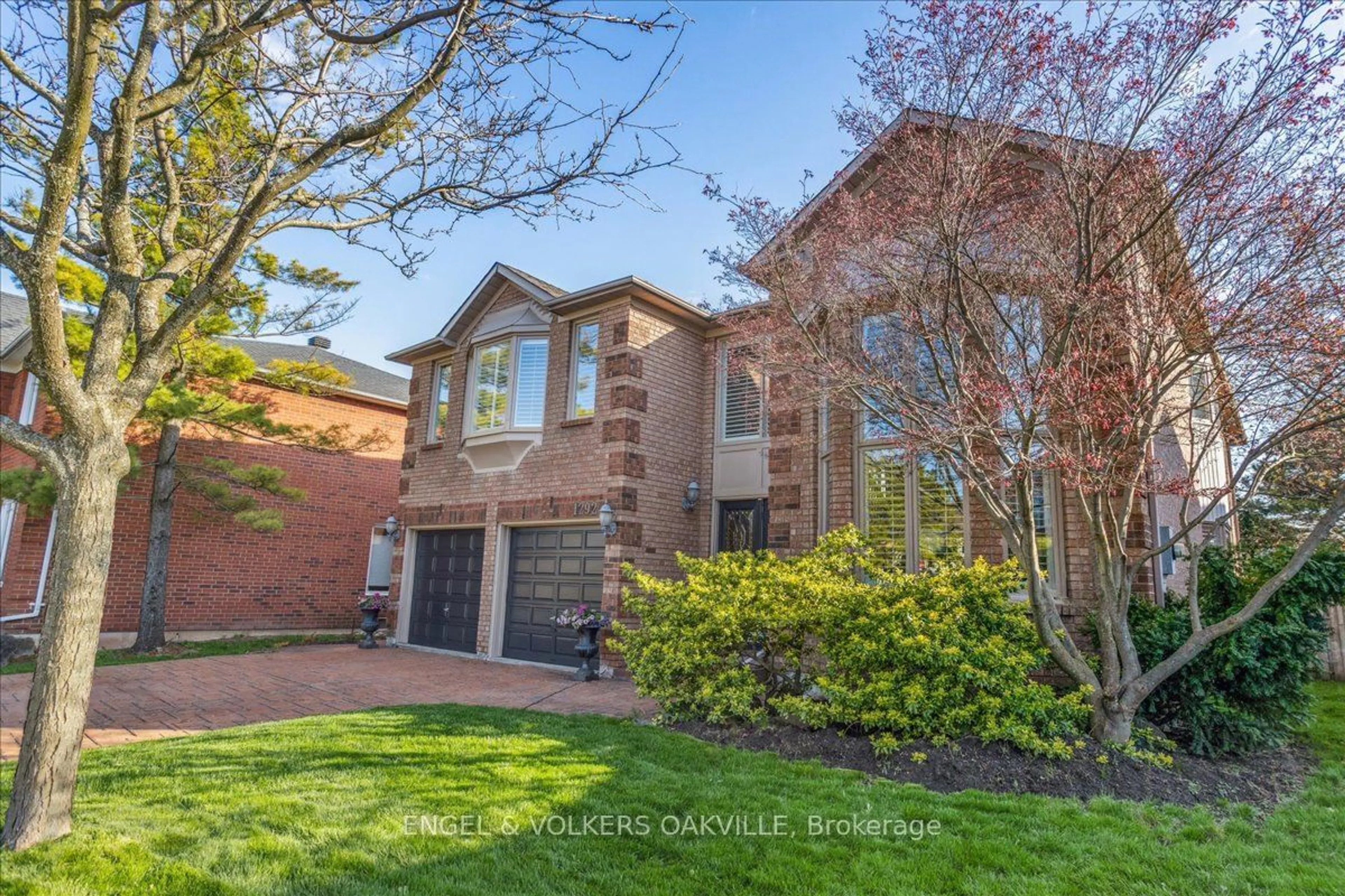 Home with brick exterior material for 1292 Grainer Crt, Oakville Ontario L6M 3A5