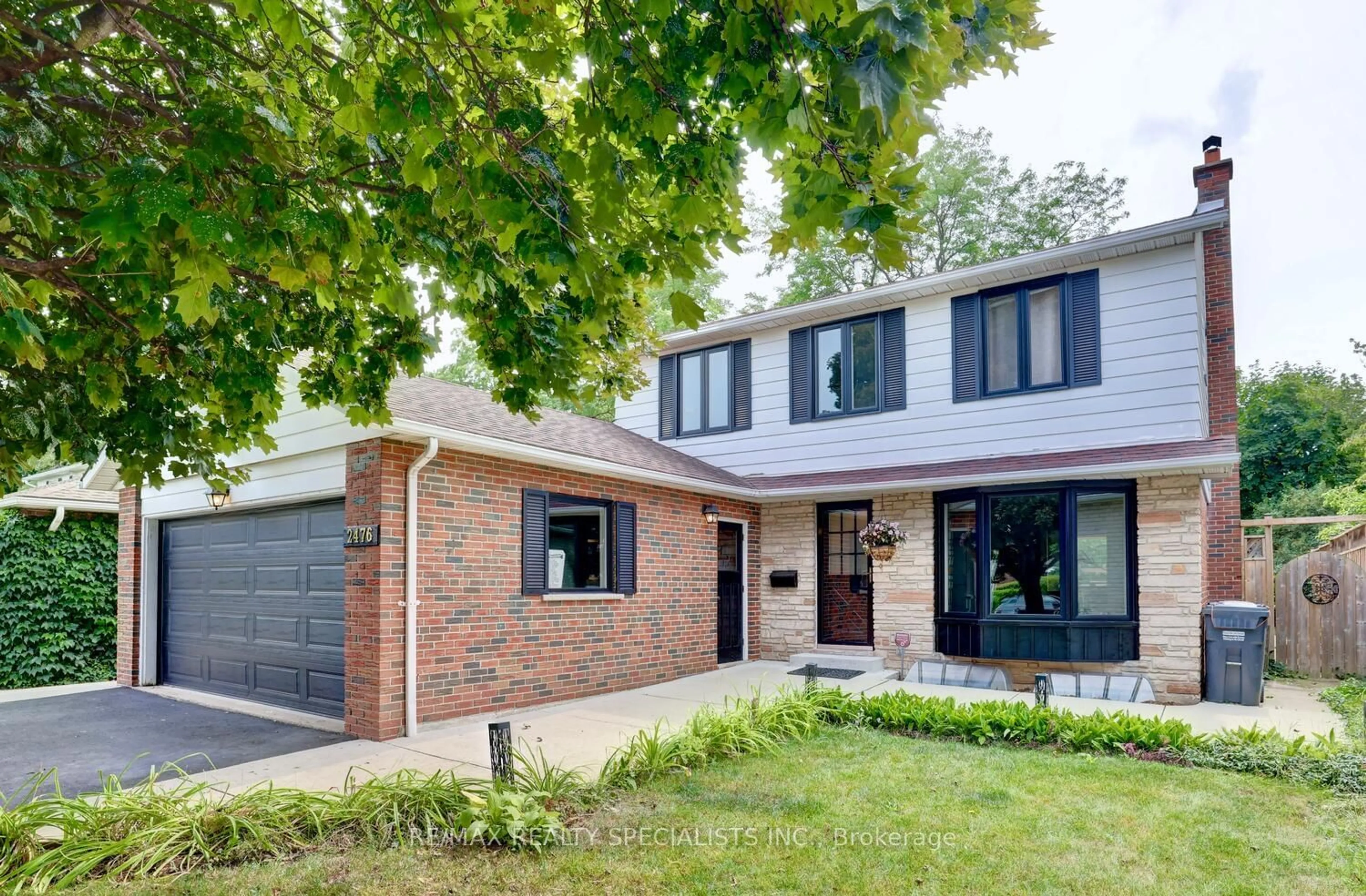 Home with brick exterior material for 2476 Winthrop Cres, Mississauga Ontario L5K 2A7