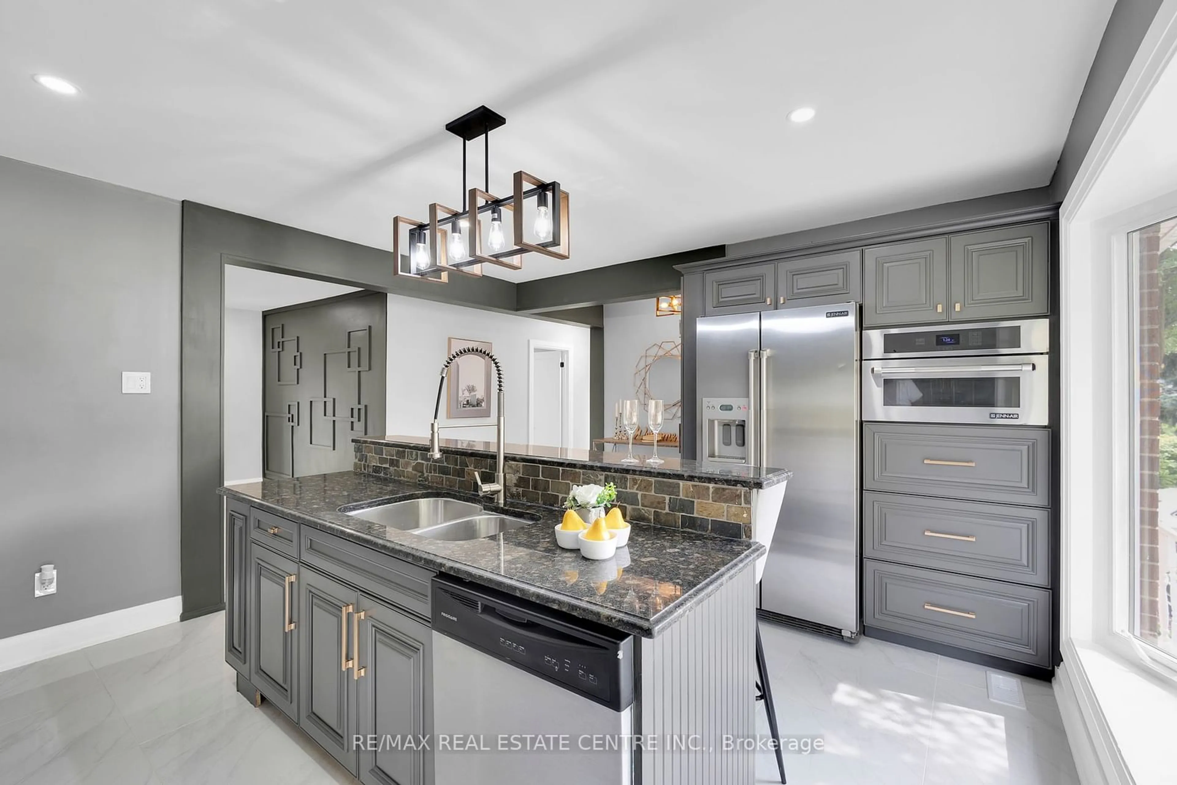 Contemporary kitchen for 10 Cleaveholm Dr, Halton Hills Ontario L7G 3E1