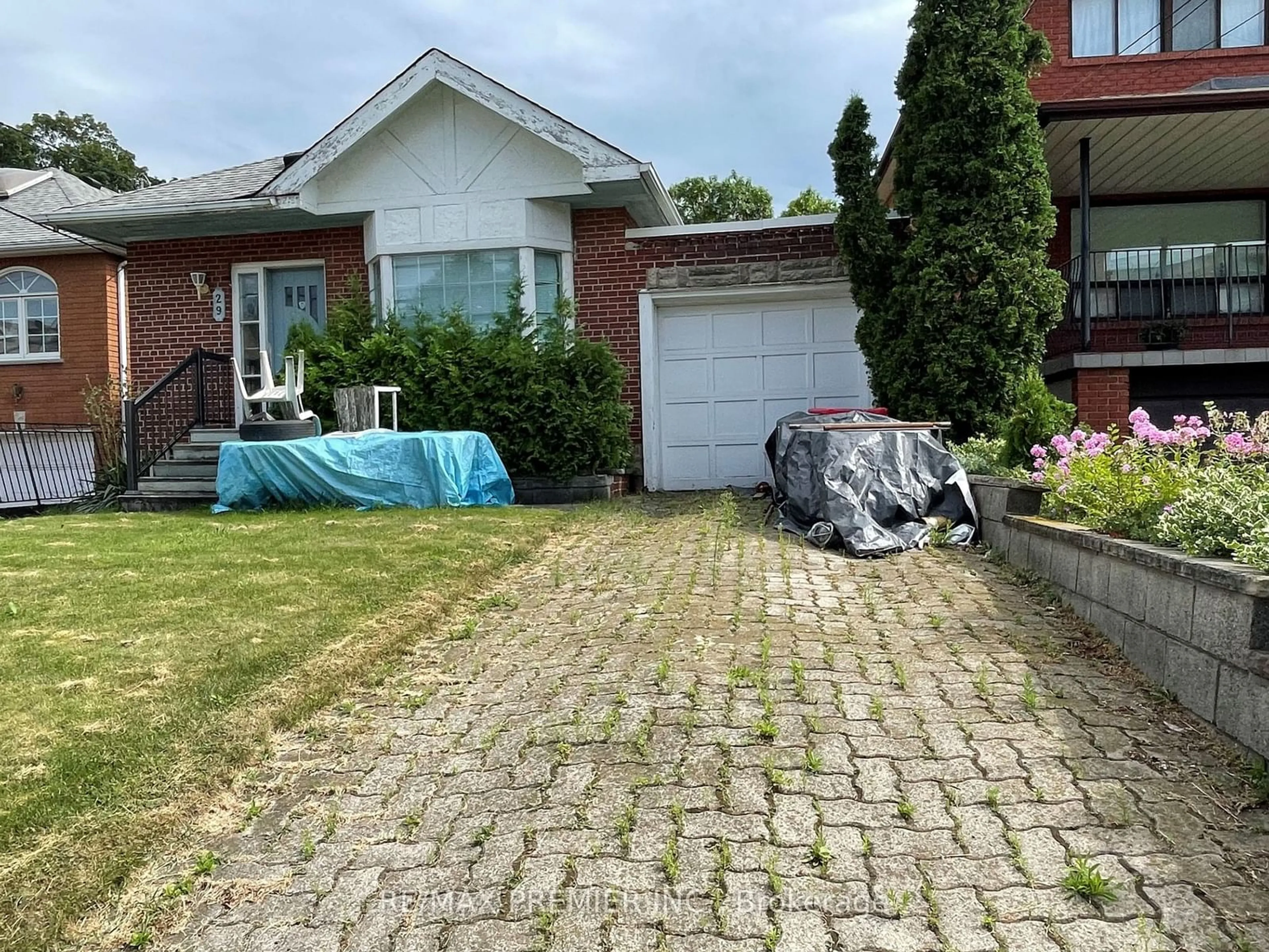 Frontside or backside of a home, the street view for 29 Venn Cres, Toronto Ontario M6M 1S5