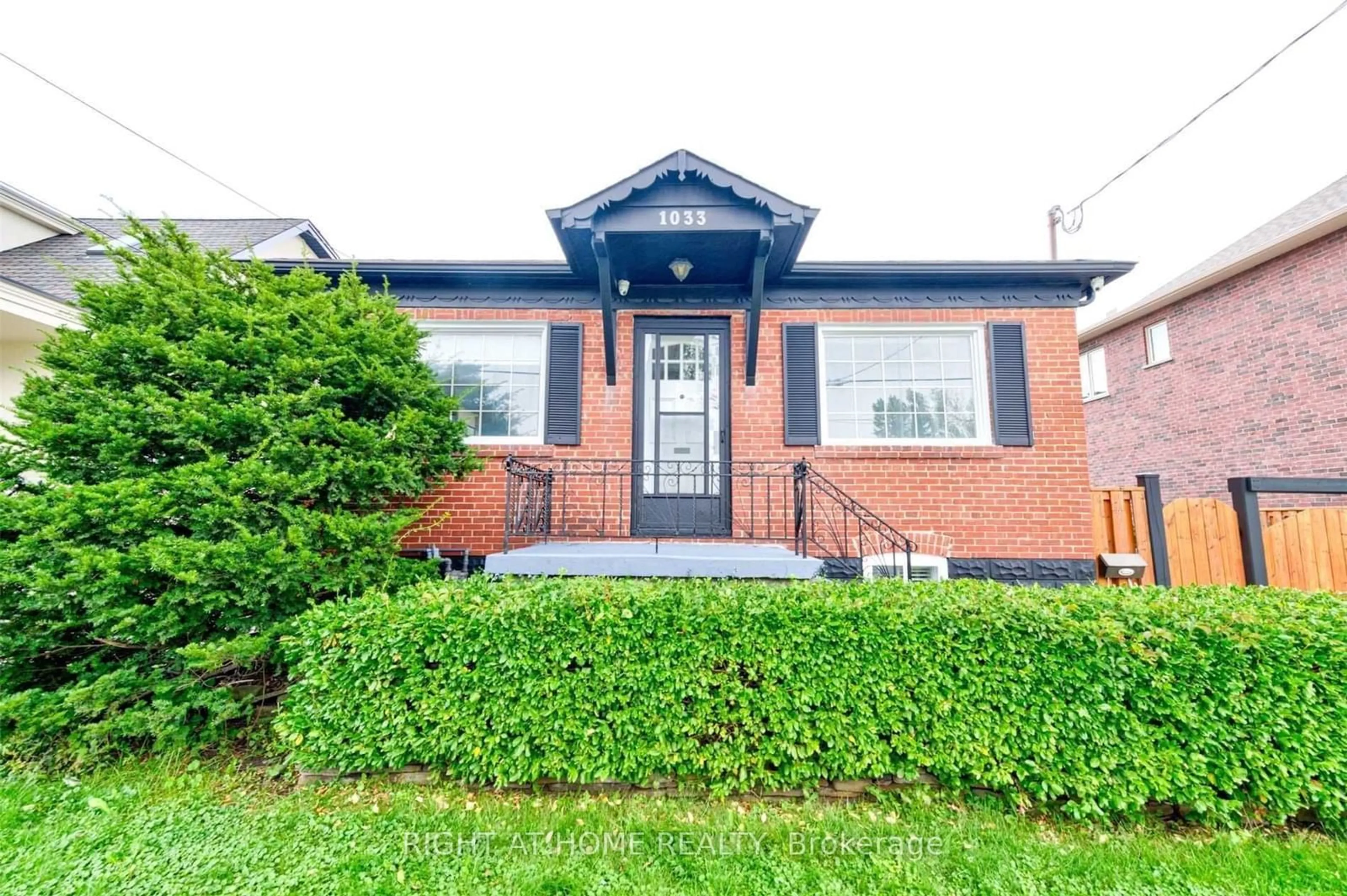 Home with brick exterior material for 1033 Haig Blvd, Mississauga Ontario L5E 2M4