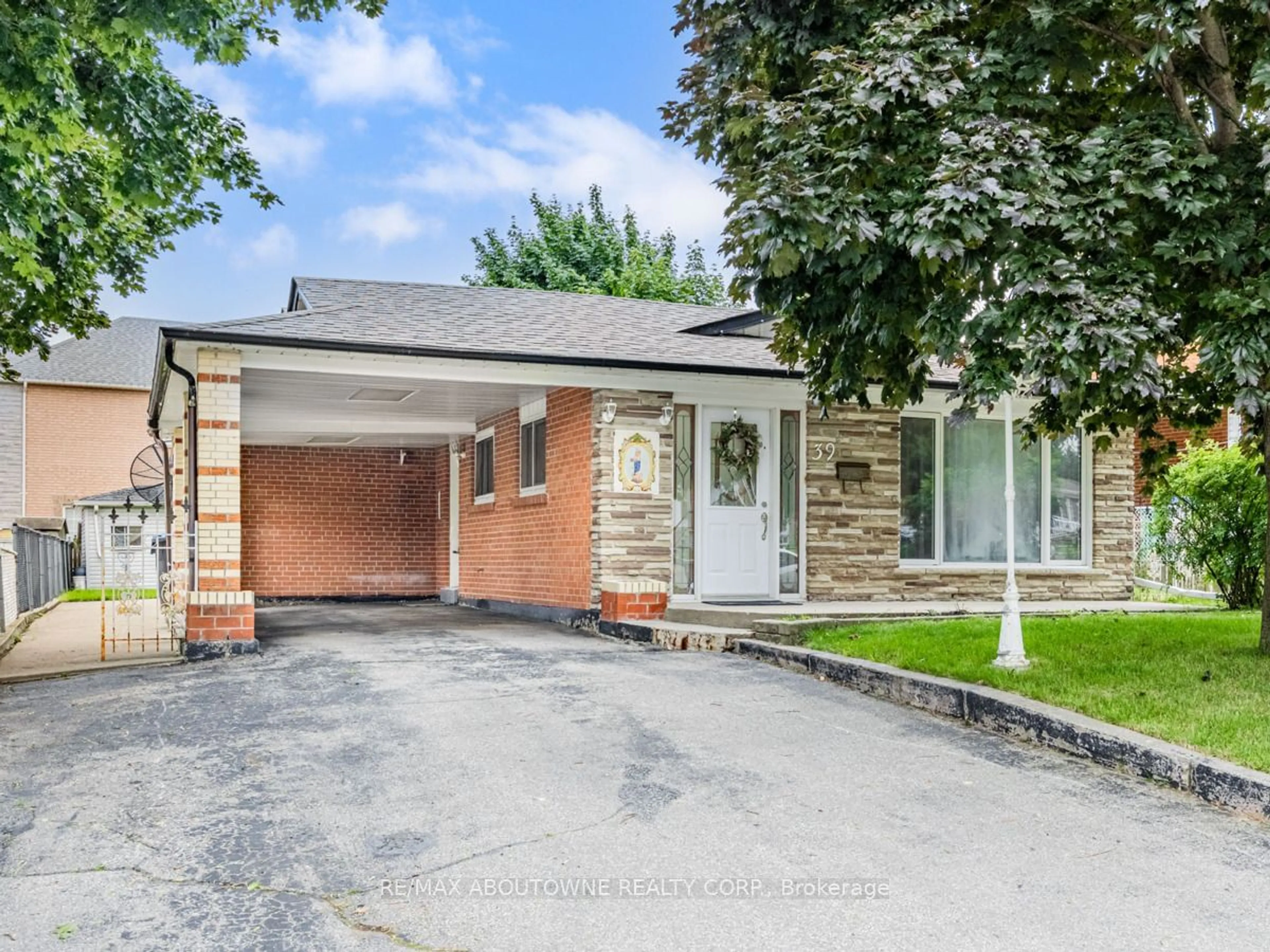 Home with brick exterior material for 39 Northwood Dr, Brampton Ontario L6X 2L4