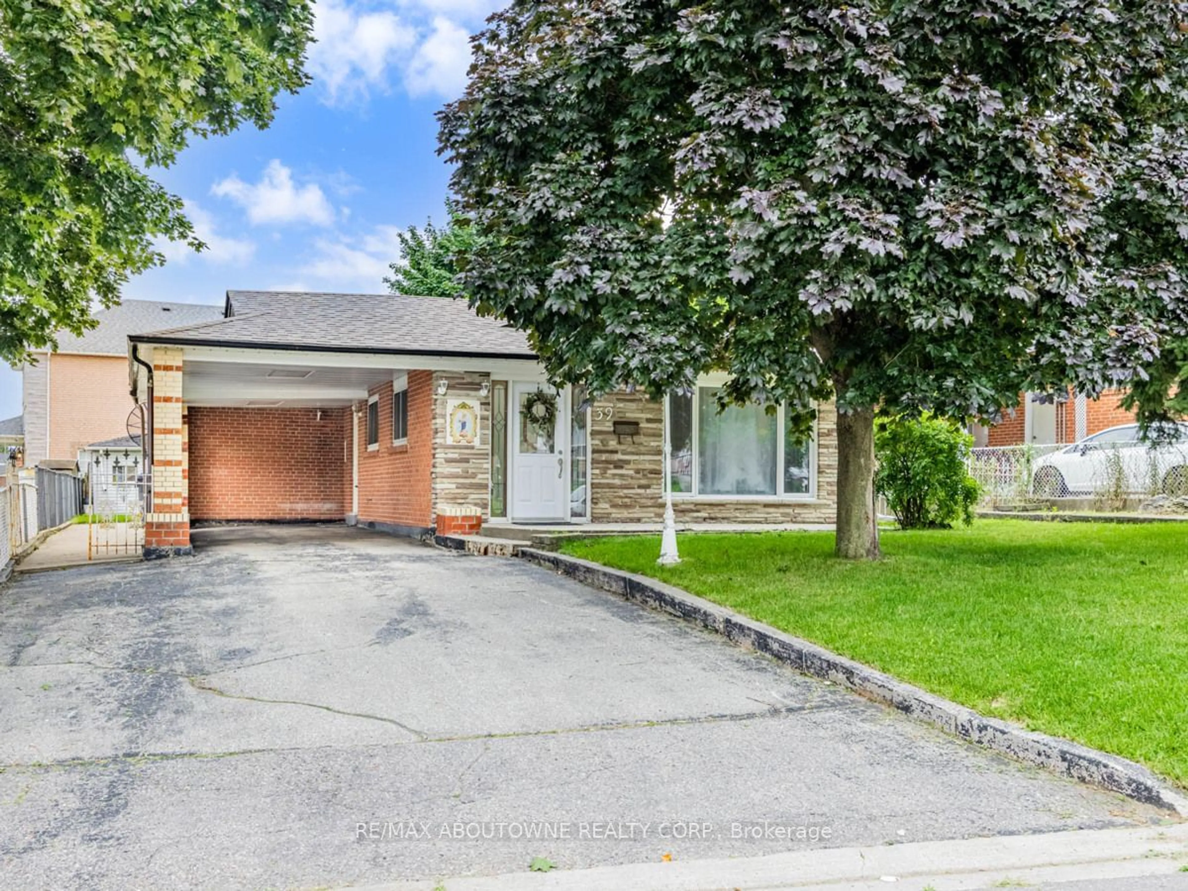 Frontside or backside of a home for 39 Northwood Dr, Brampton Ontario L6X 2L4